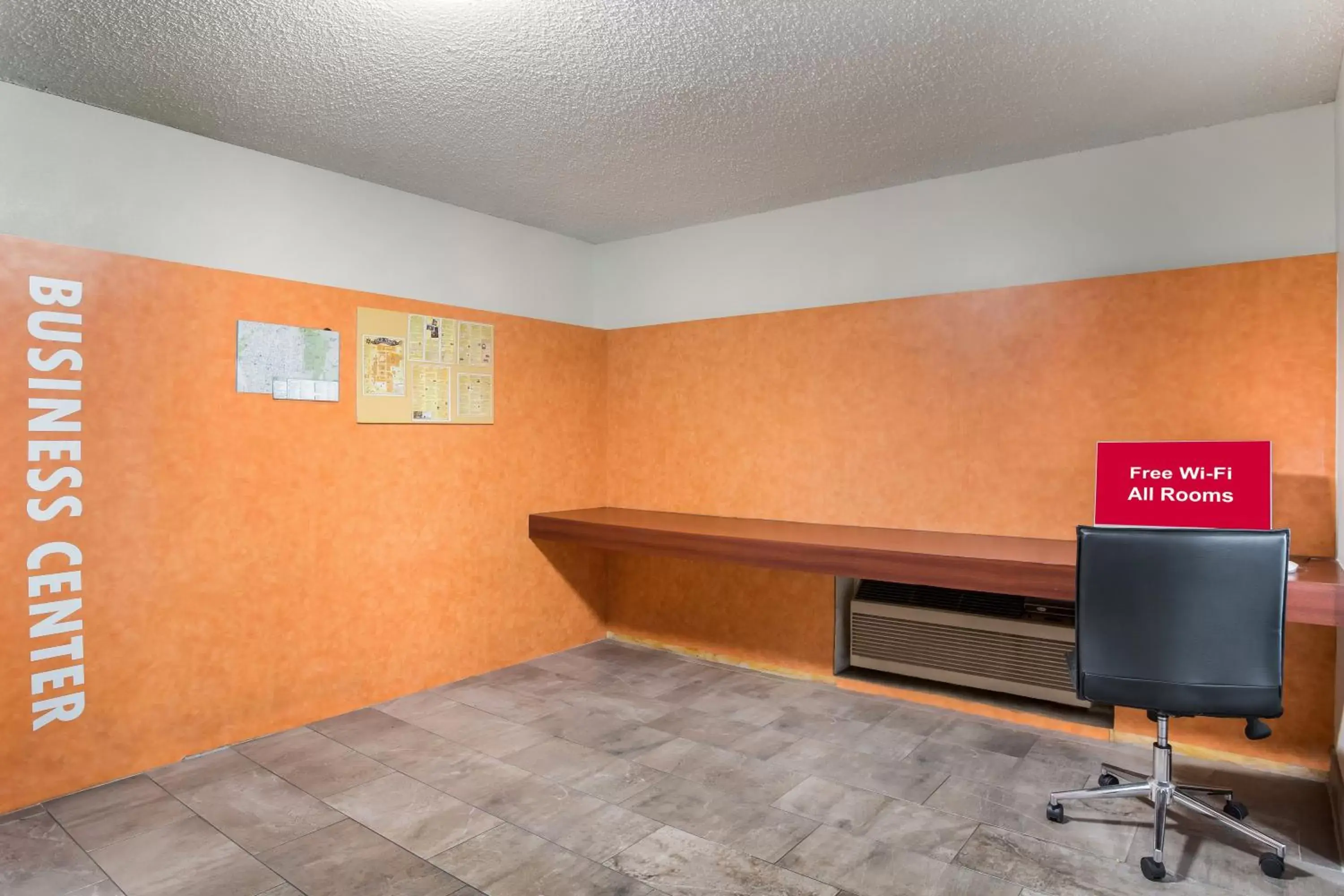 Business facilities, TV/Entertainment Center in Red Roof Inn Albuquerque - Midtown