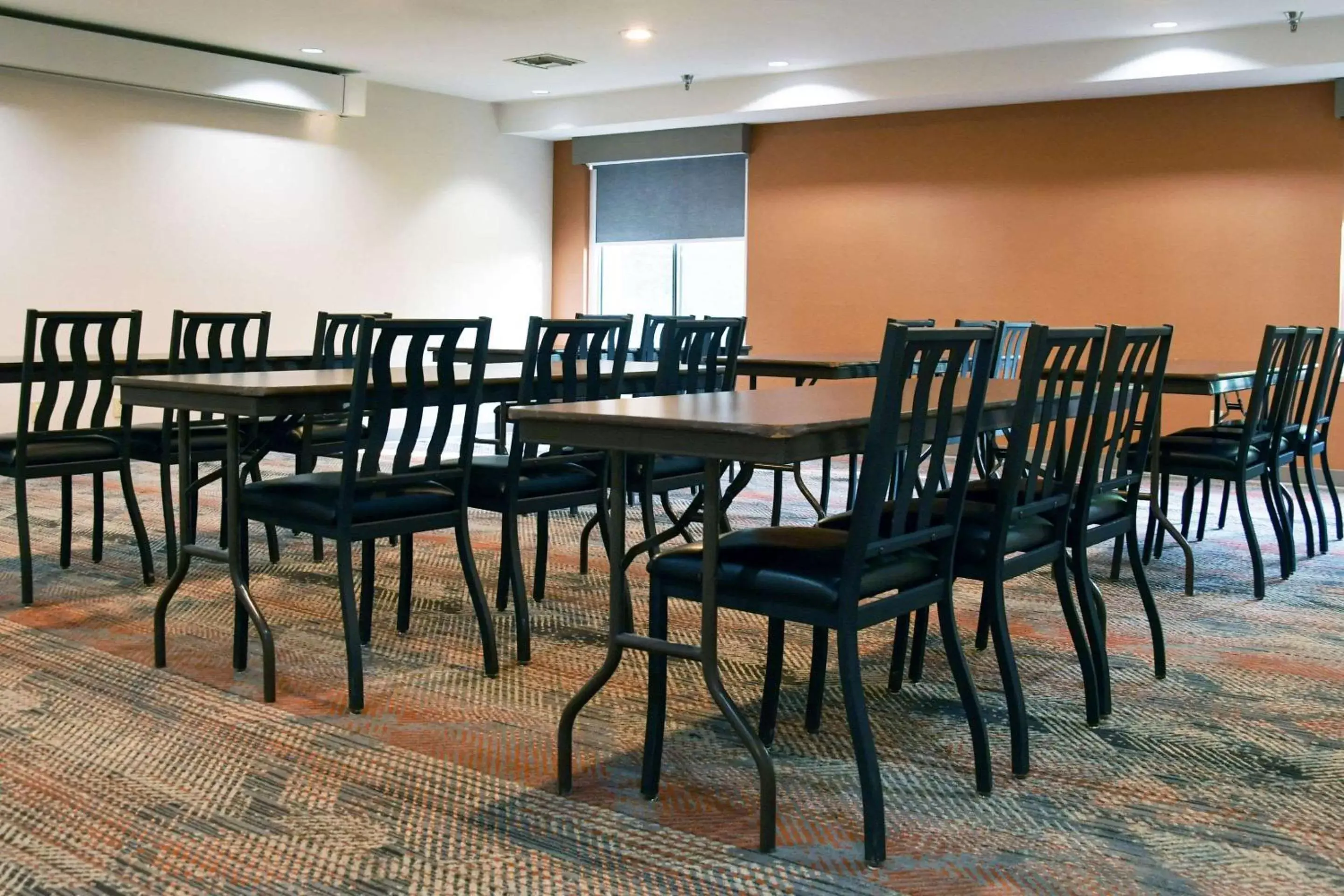 Meeting/conference room, Restaurant/Places to Eat in Comfort Inn & Suites NW Milwaukee