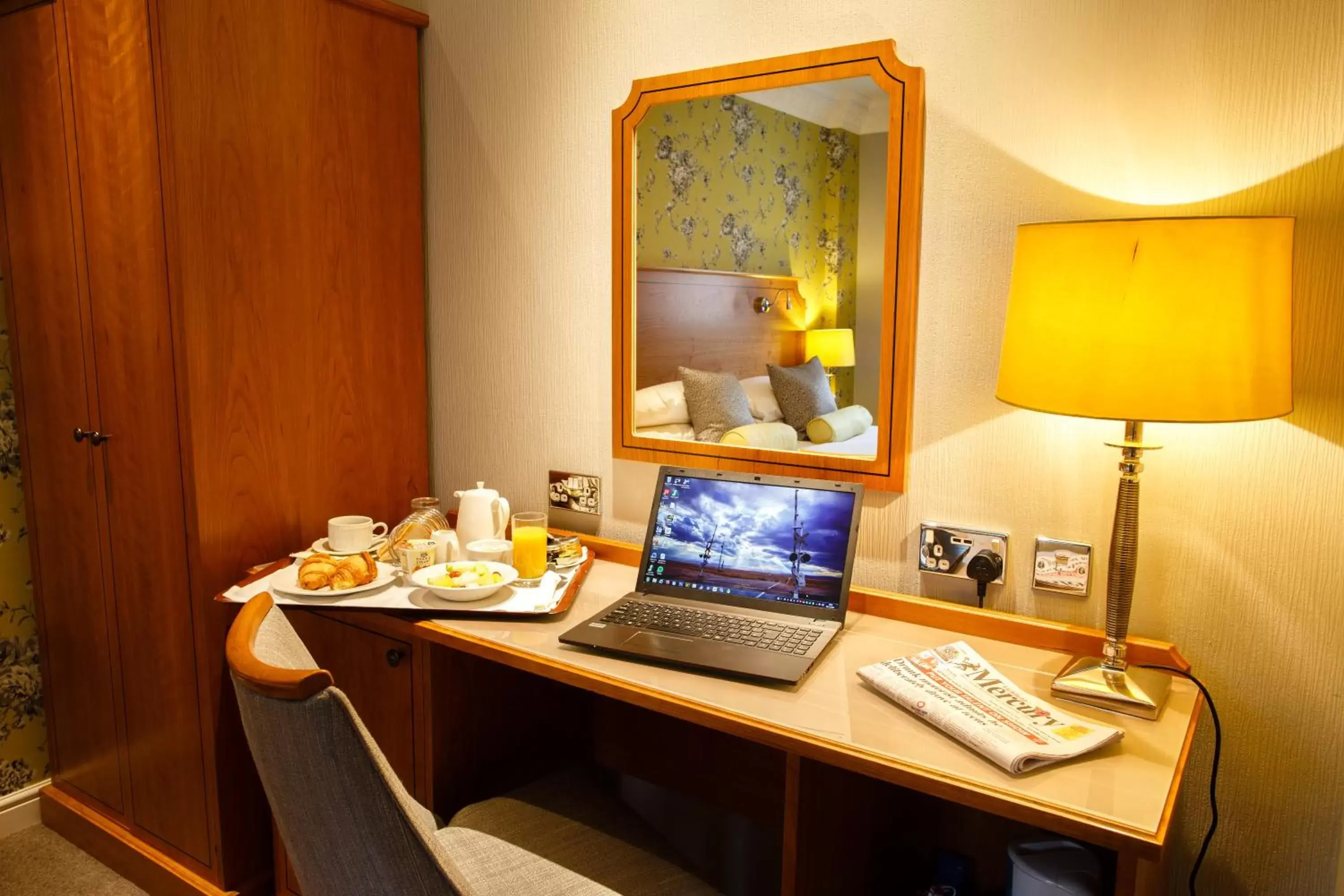 Bedroom, Coffee/Tea Facilities in Best Western Lichfield City Centre The George Hotel