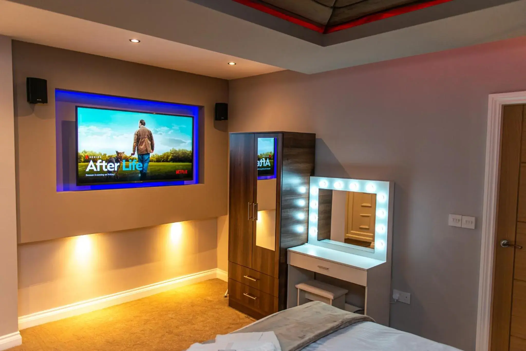 Bedroom, TV/Entertainment Center in Optimal Apartments