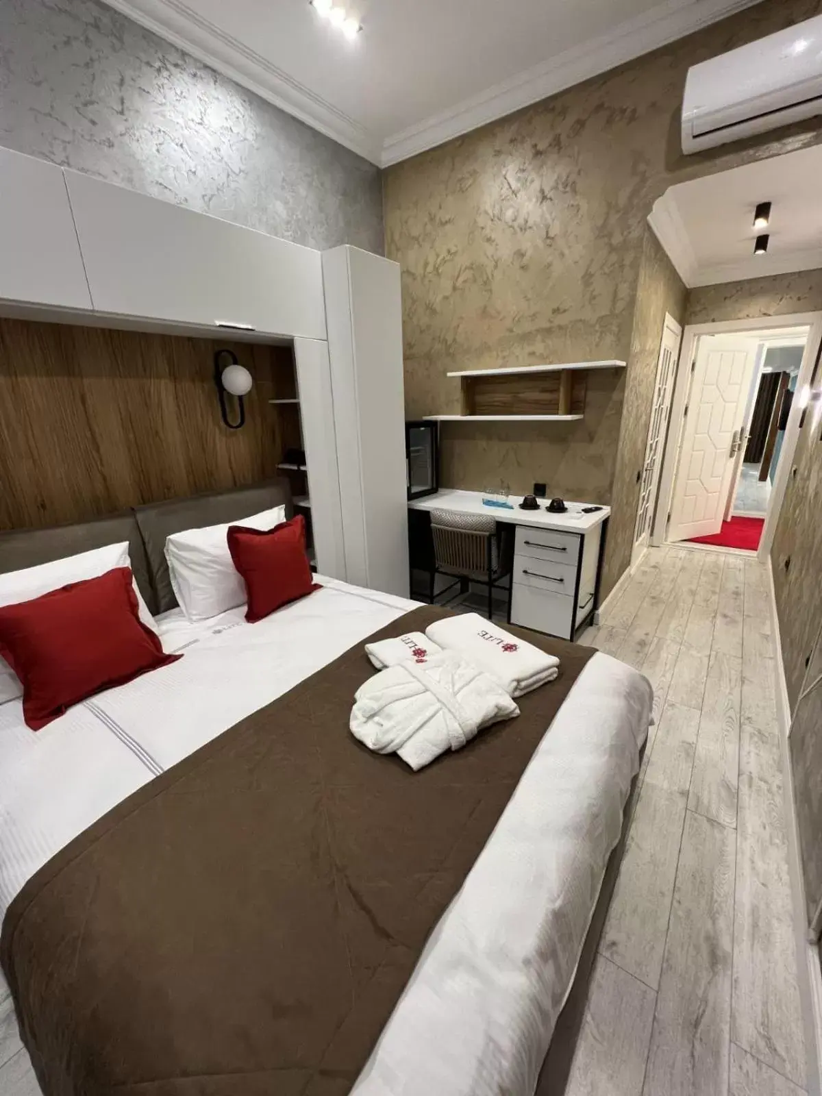 Budget Double Room - single occupancy in E-lite& Meatador Budget Double Room - single occupancy in E-lite& Meatador
