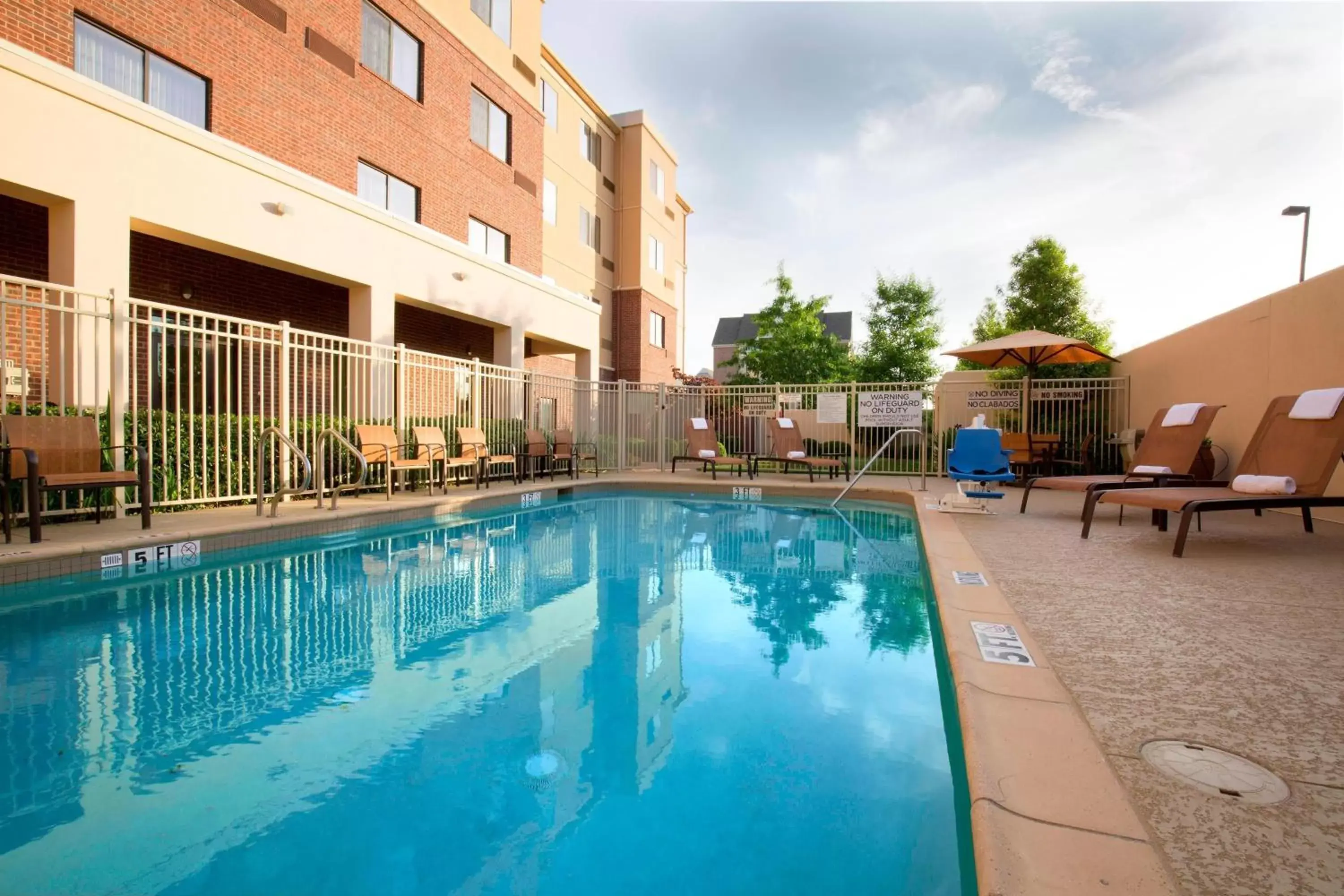 Swimming Pool in Courtyard by Marriott Dallas Arlington South