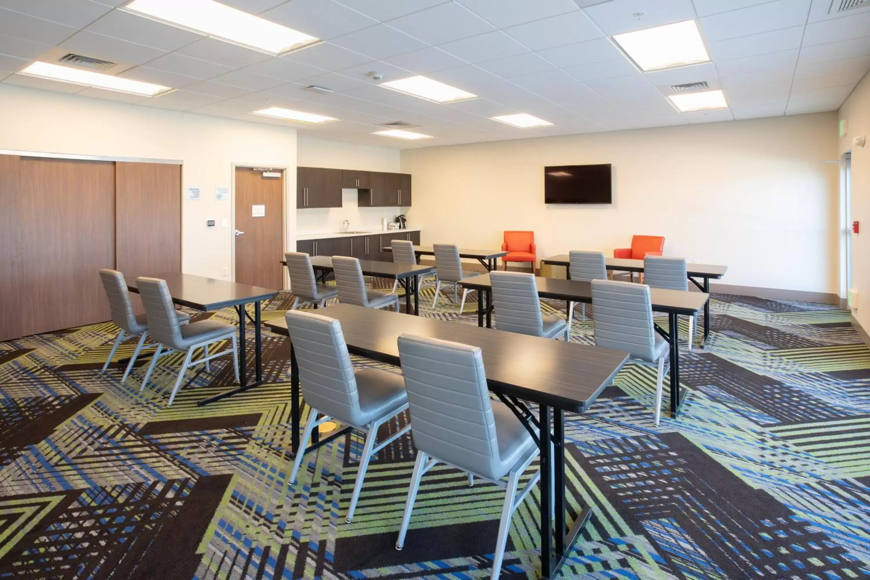 Meeting/conference room, Restaurant/Places to Eat in Holiday Inn Express & Suites - Goodland I-70, an IHG Hotel