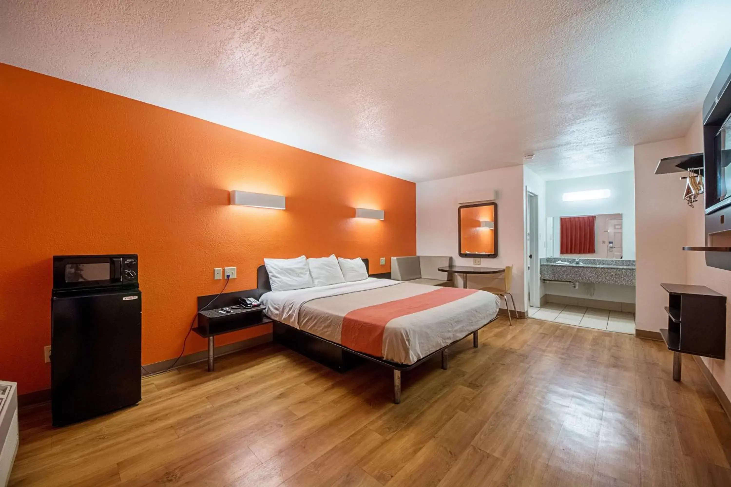 TV and multimedia, Bed in Motel 6-San Antonio, TX - Fiesta Trails