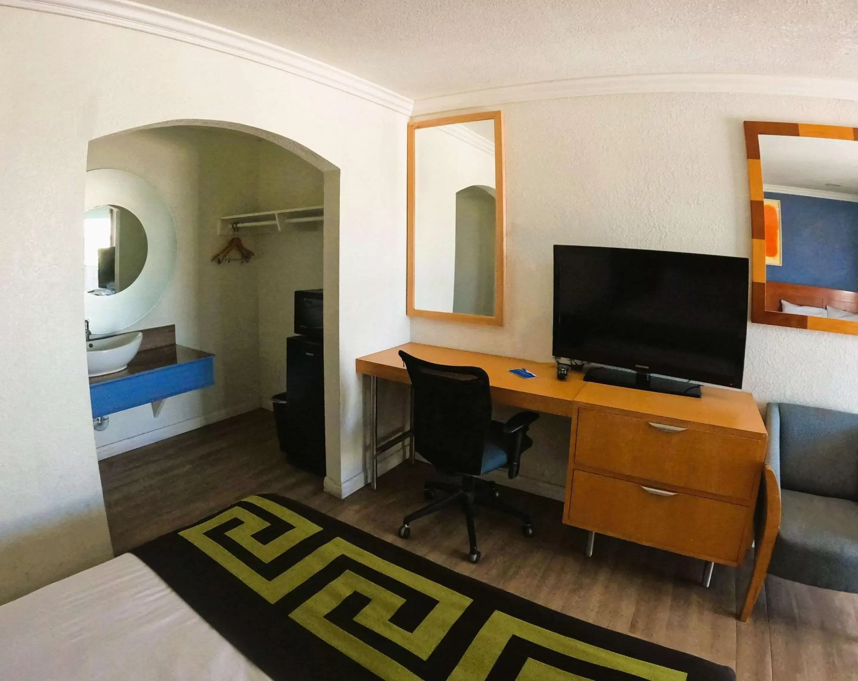 Bedroom, TV/Entertainment Center in Rodeway Inn & Suites Ridgecrest
