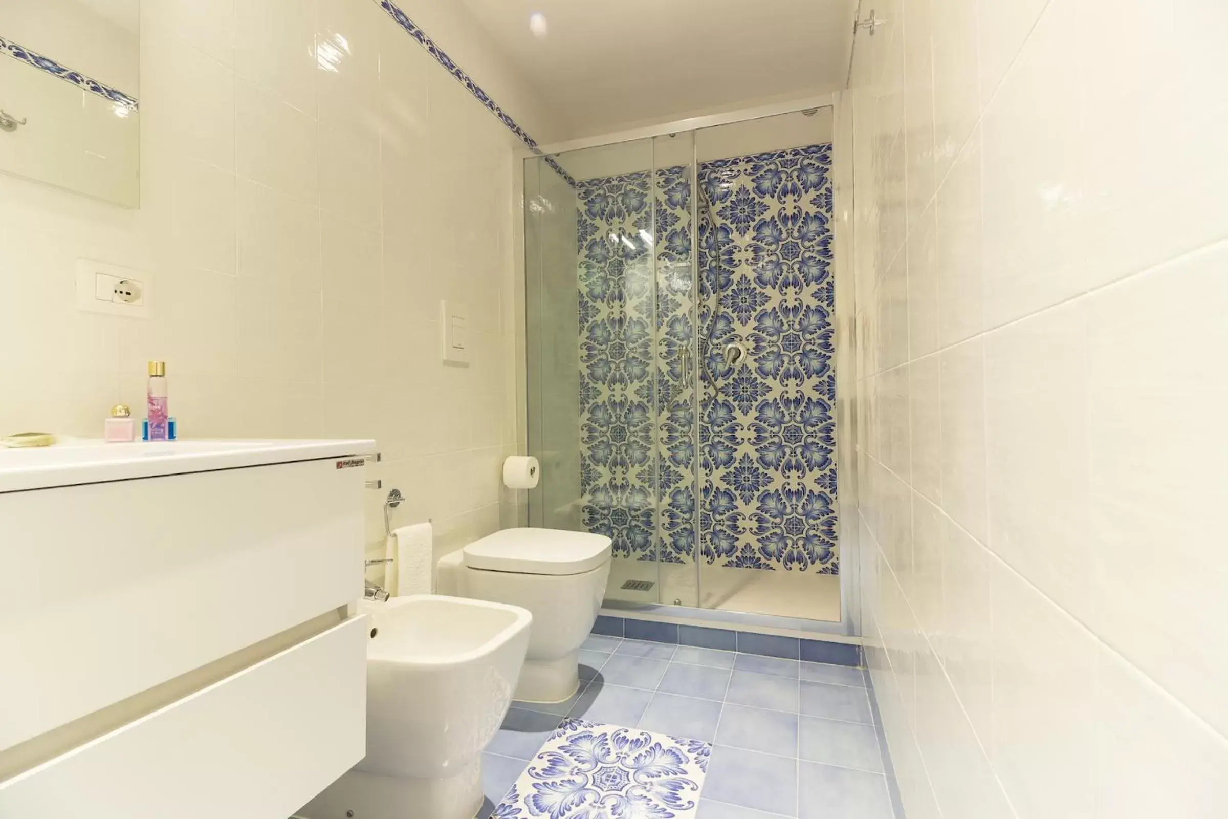 Shower, Bathroom in Palazzo d'Auria ApartHotel
