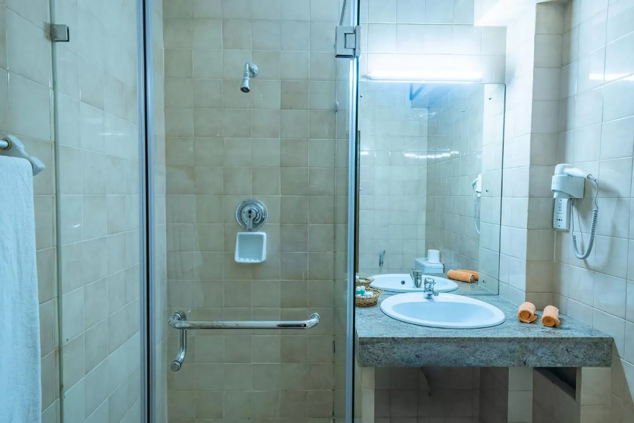 Shower, Bathroom in Hotel Casamara