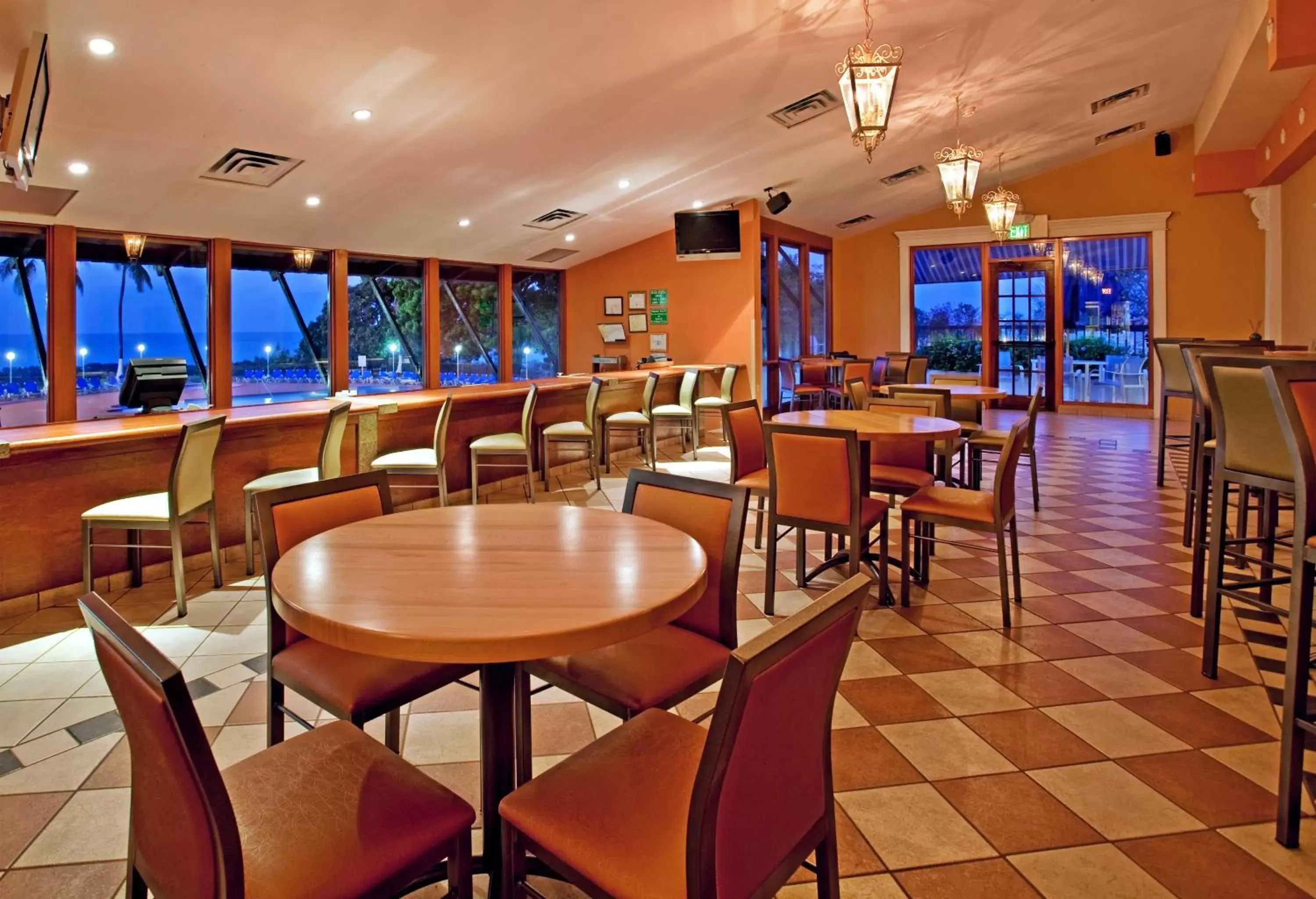 Lounge or bar, Restaurant/Places to Eat in Holiday Inn Ponce & El Tropical Casino, an IHG Hotel
