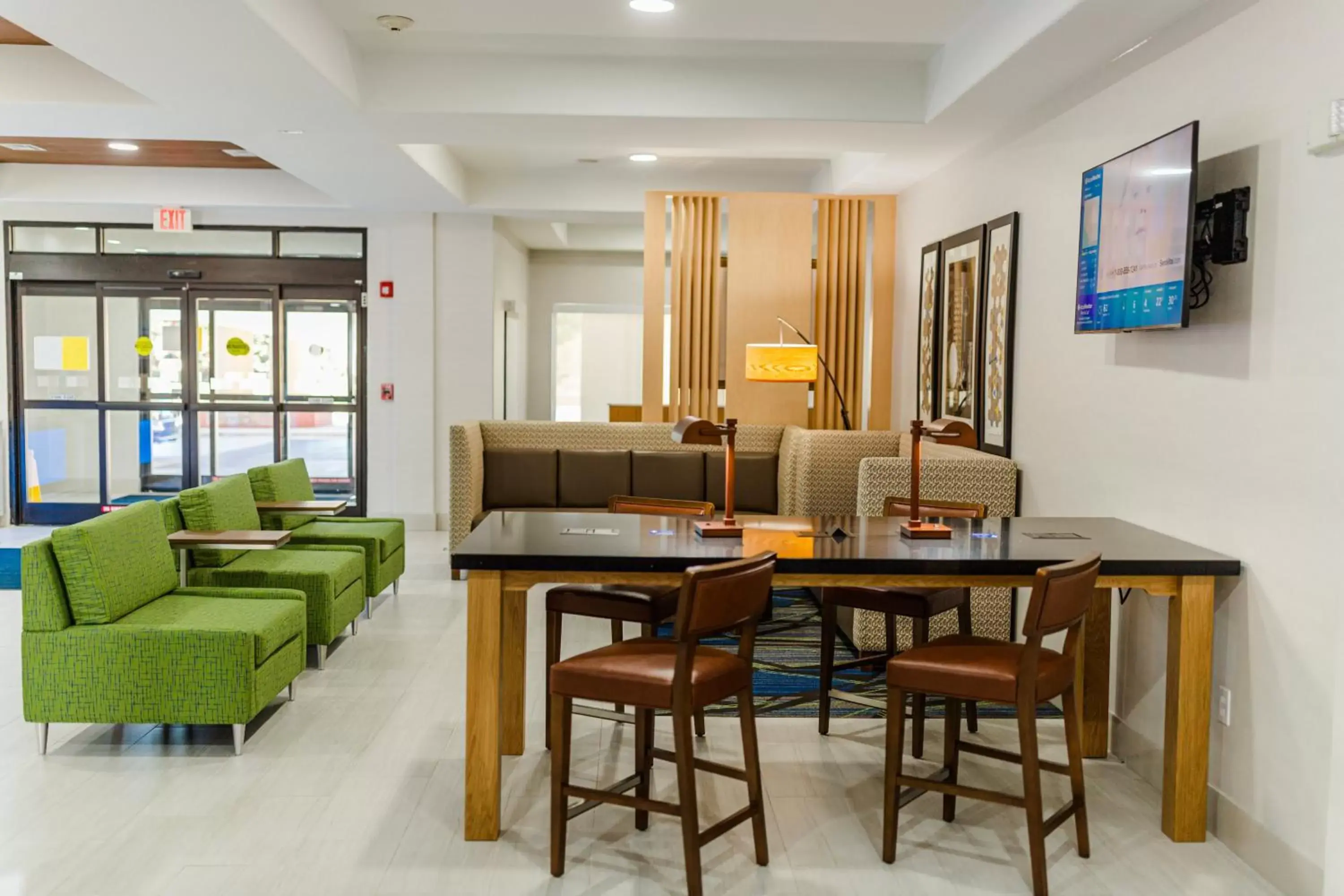 Lobby or reception, Lounge/Bar in Holiday Inn Express Hotel & Suites Greenville, an IHG Hotel