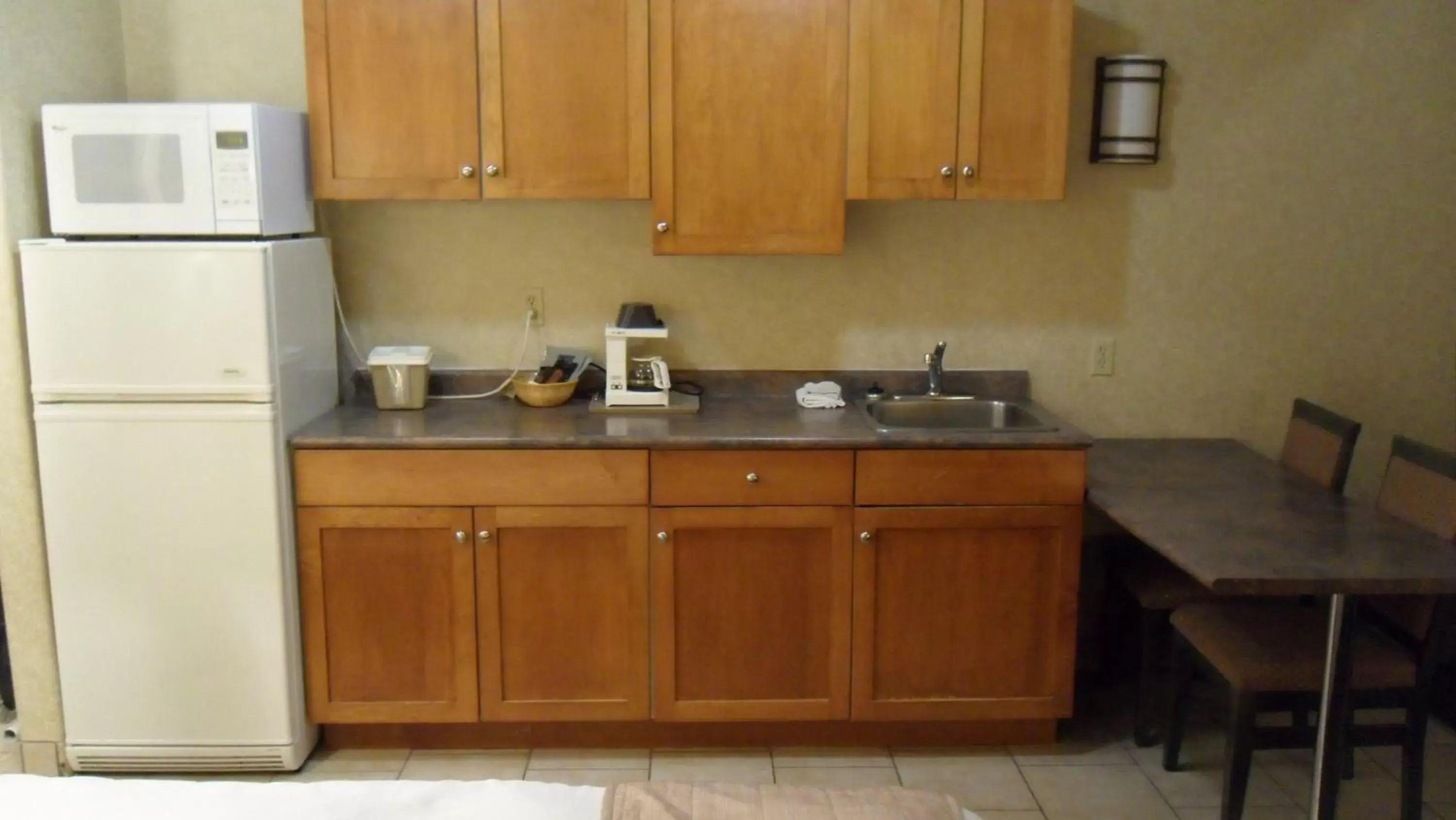 Coffee/tea facilities, Kitchen/Kitchenette in Lakeview Inns & Suites - Hinton