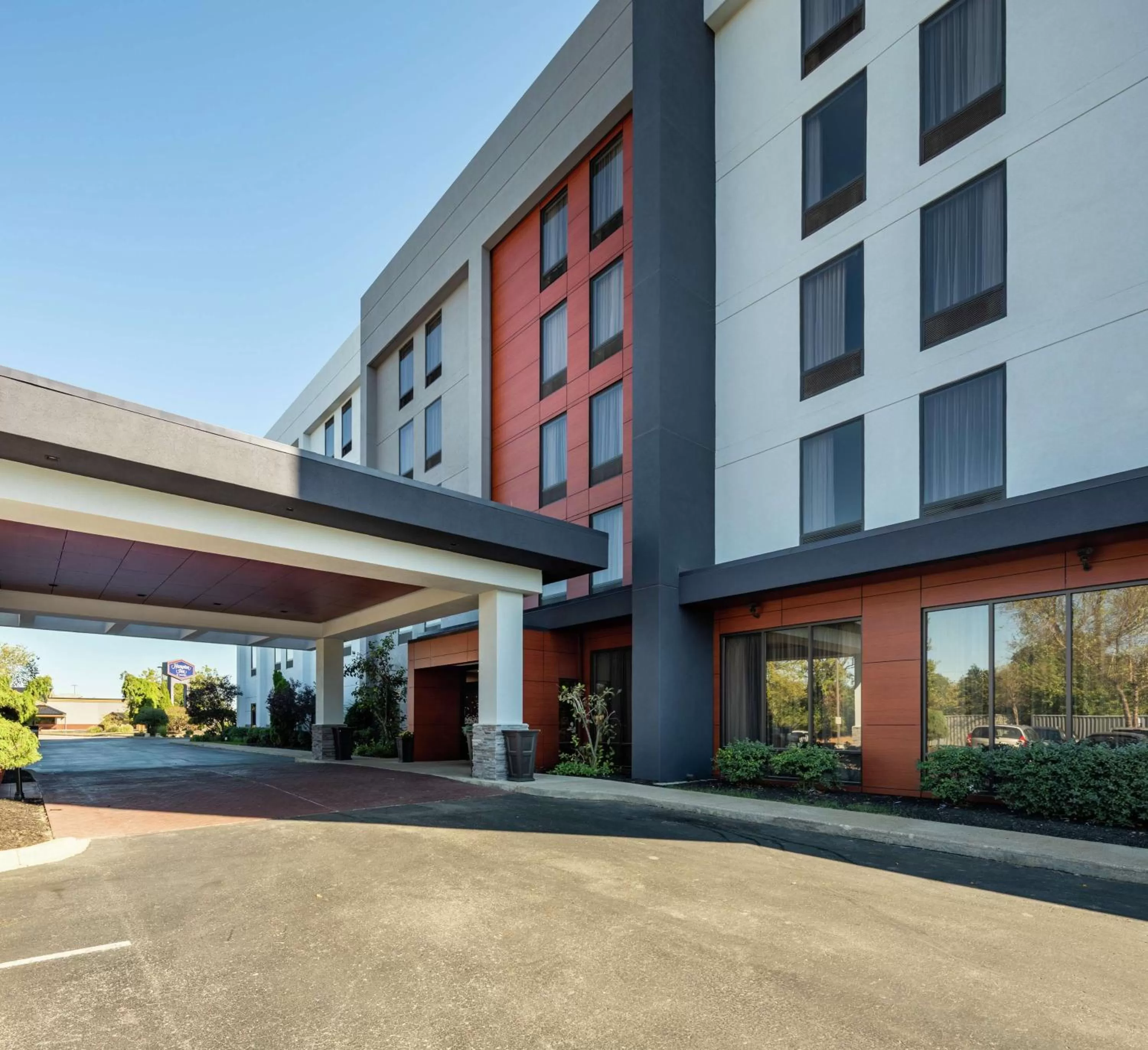 Property building in Hampton Inn Louisville Northeast