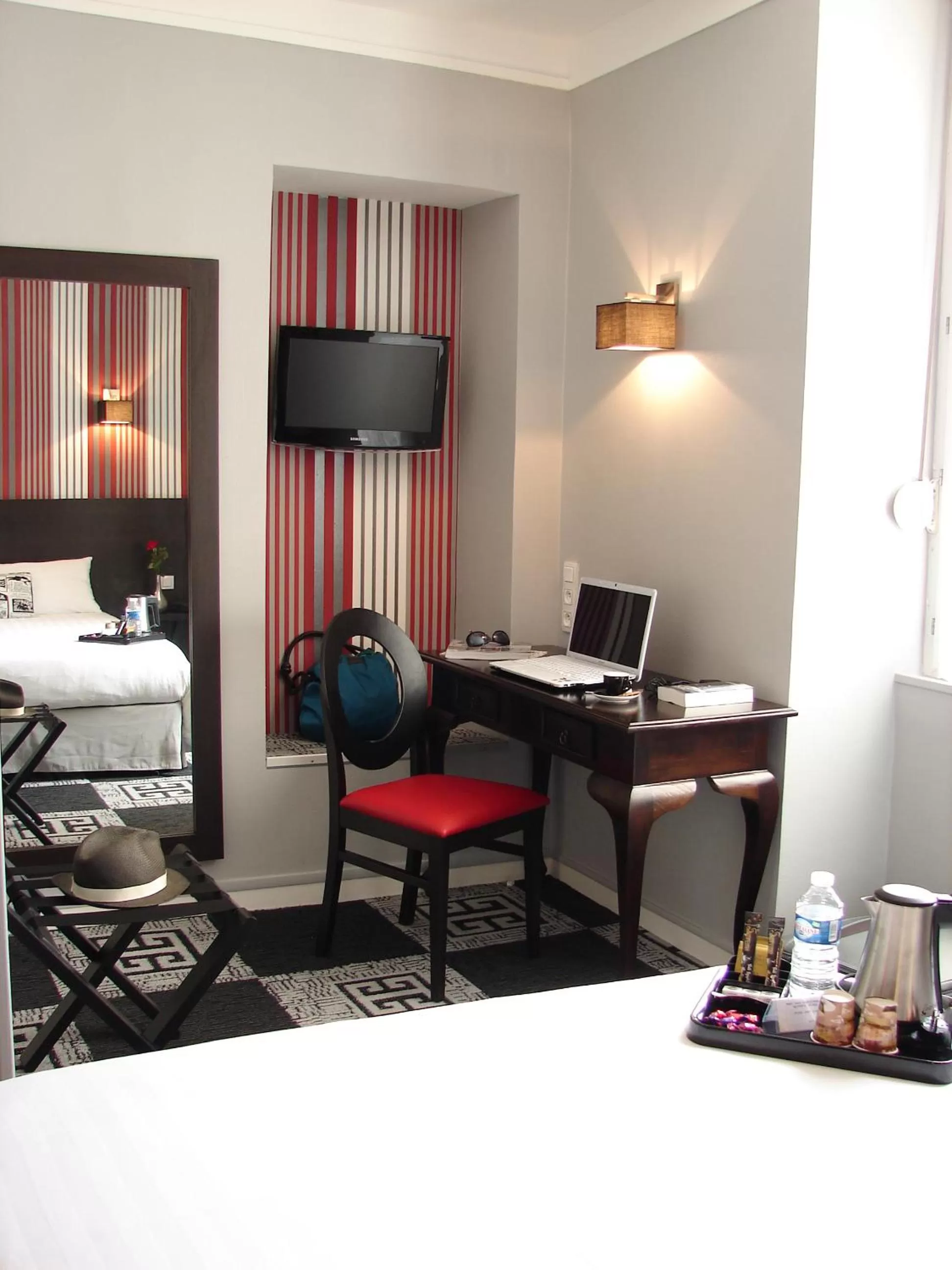 TV and multimedia, Bed in Logis Hotel - Le Charleston