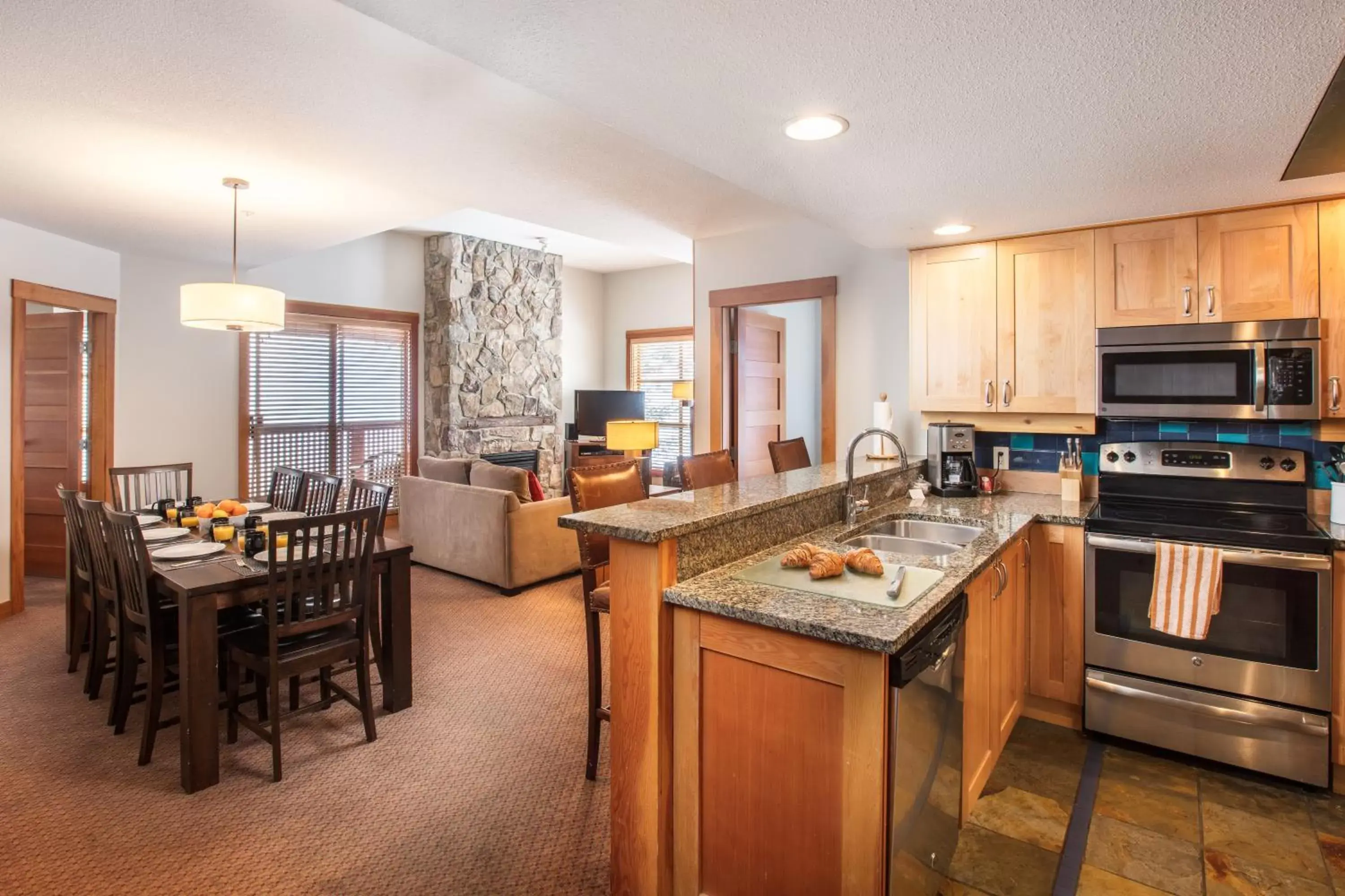 Dining area, Kitchen/Kitchenette in Legends