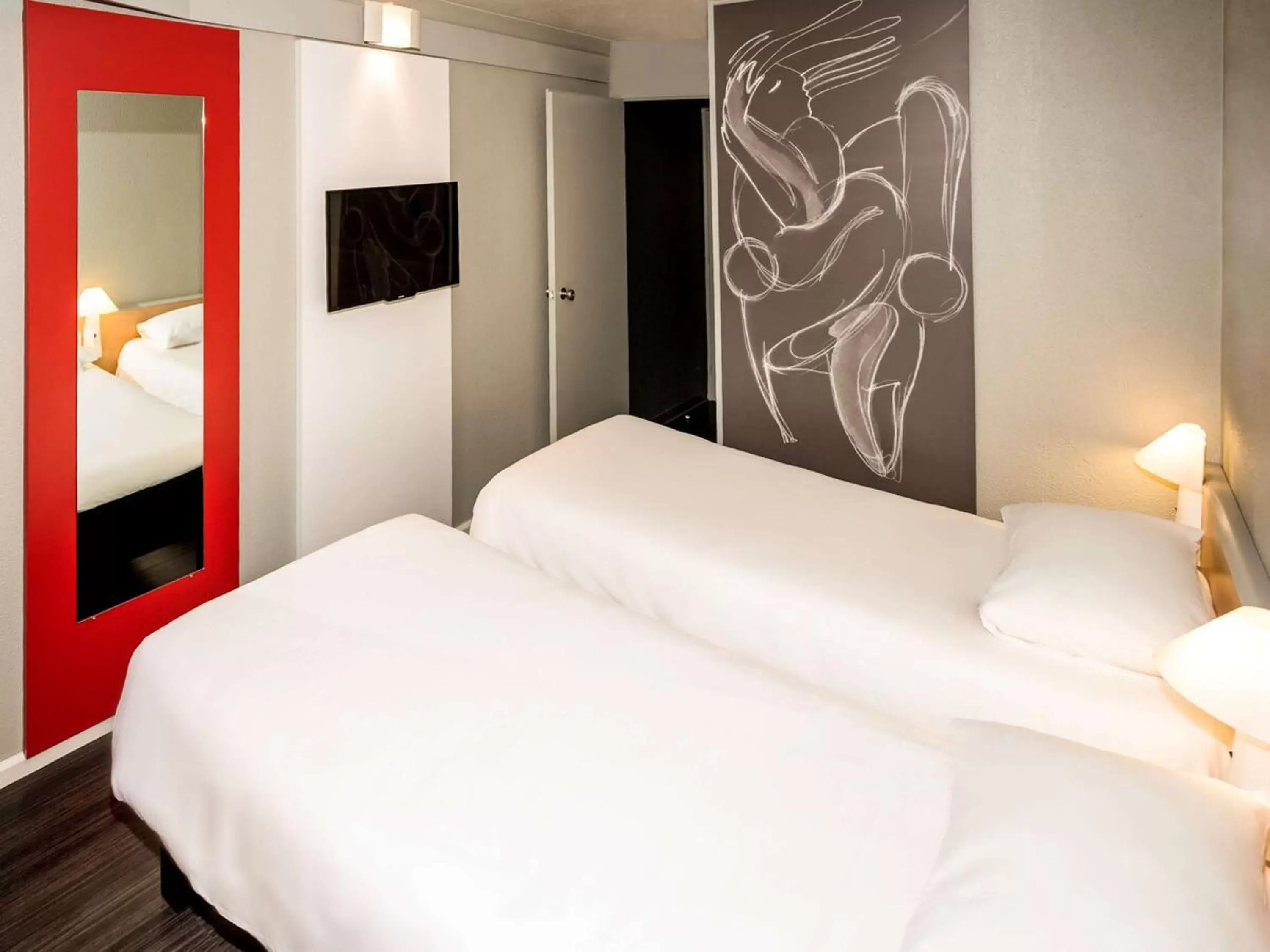 Photo of the whole room, Bed in ibis Nîmes Ouest - A9