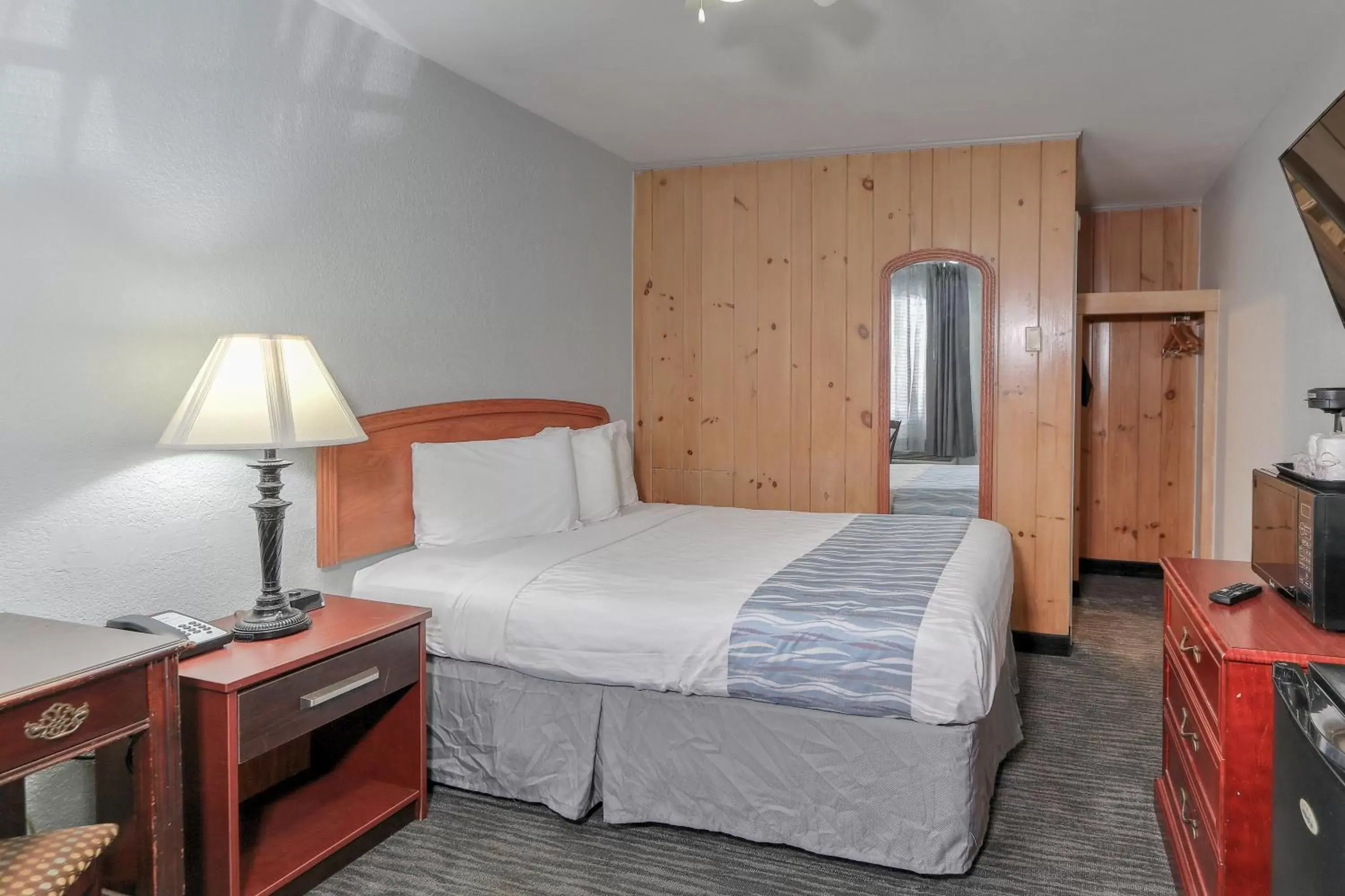 Bed in Belle Aire Motel - Downtown Convention Center - Gatlinburg