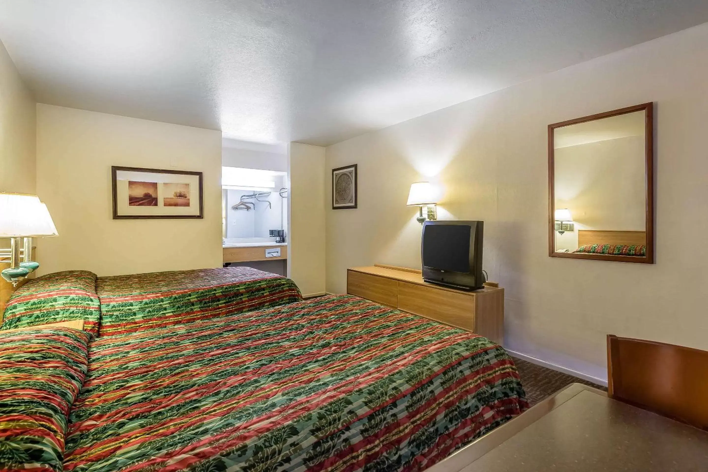 Photo of the whole room, Bed in Rodeway Inn Magic Mountain Area