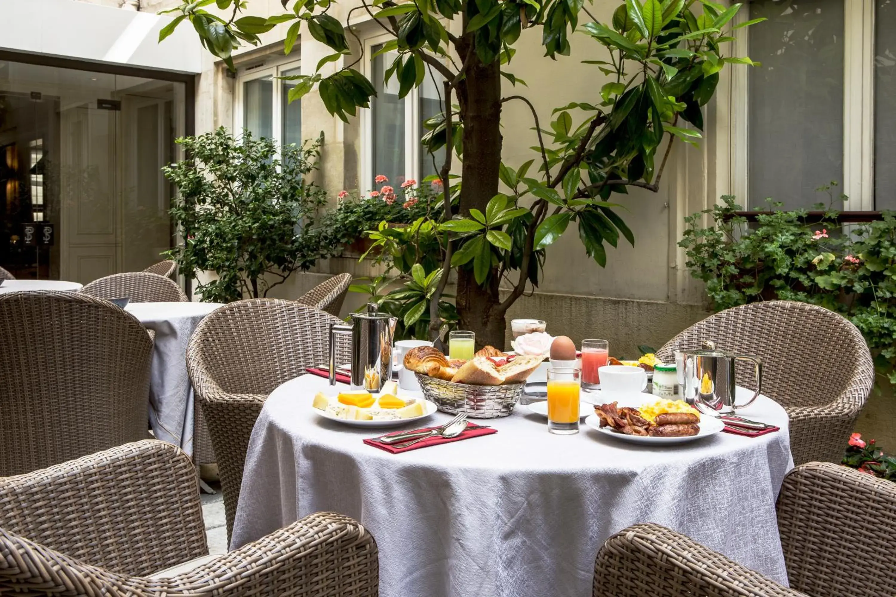 Patio, Restaurant/Places to Eat in Hôtel des Saints Pères - Esprit de France