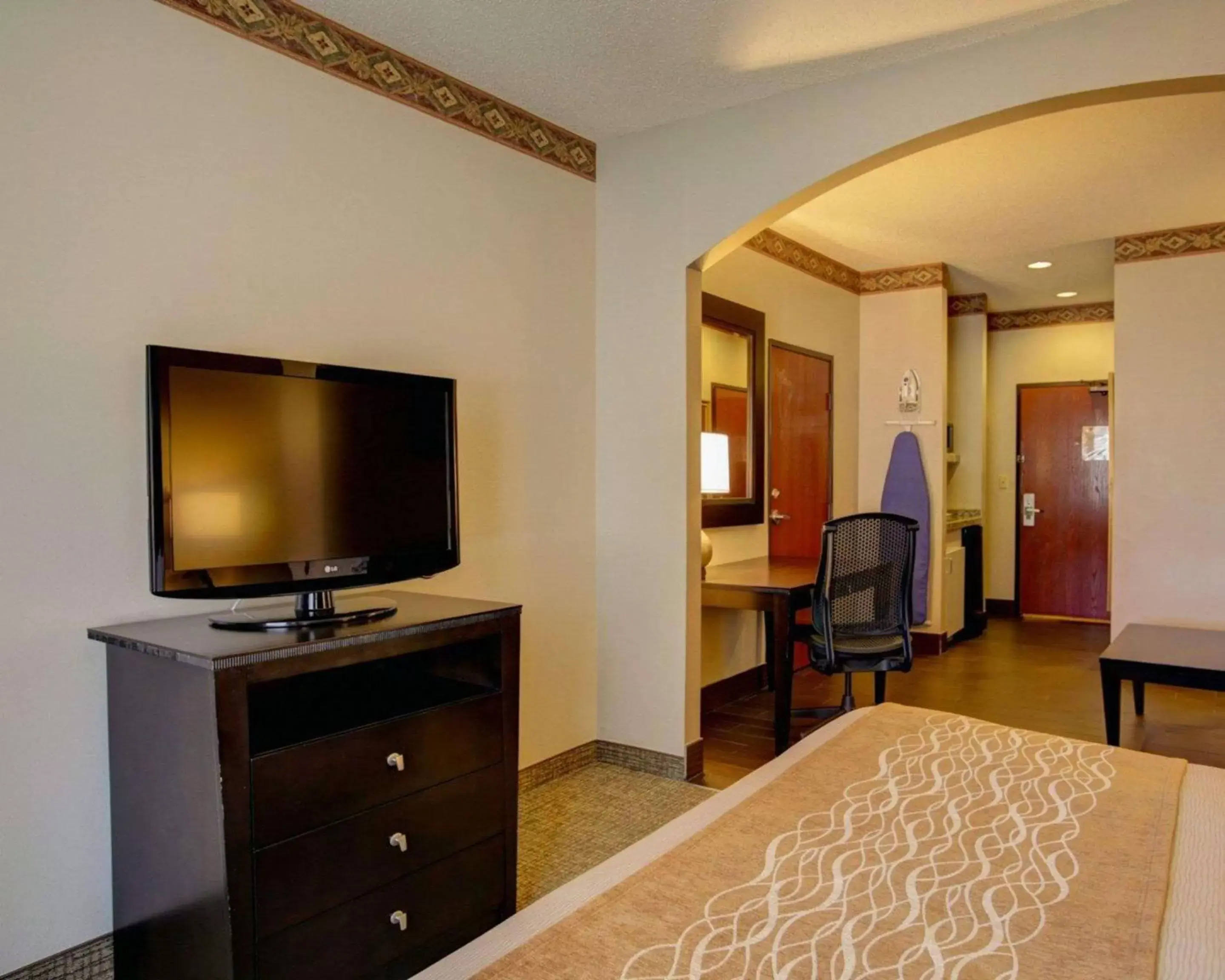 Photo of the whole room, TV/Entertainment Center in Comfort Inn & Suites Seguin
