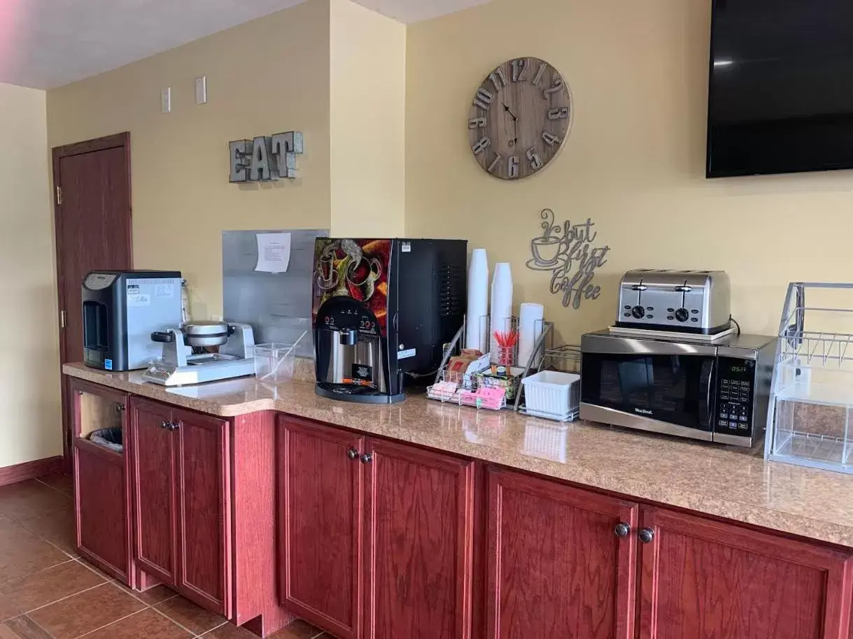 Coffee/tea facilities in Heartland Hotel & Suites