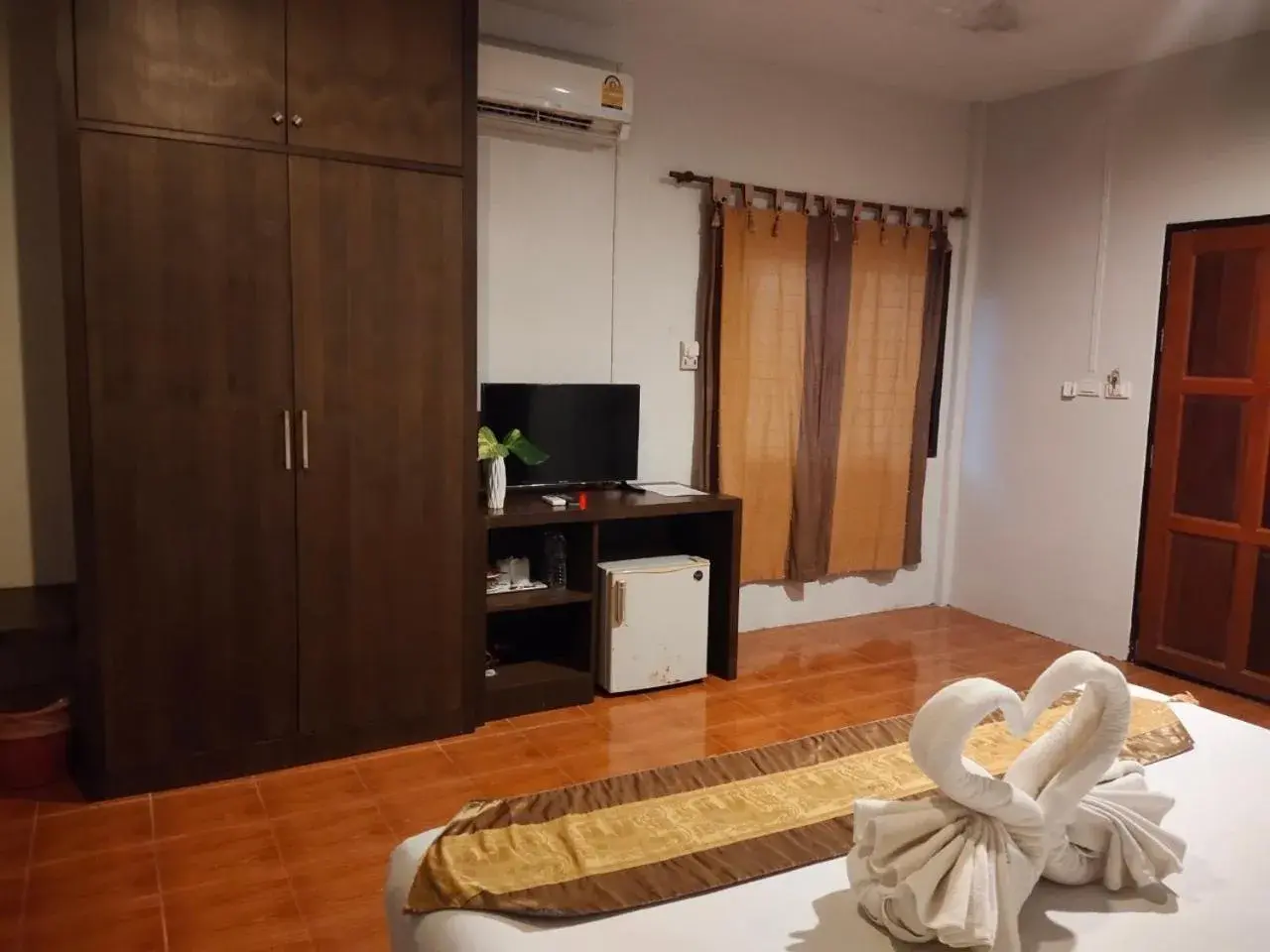 Bedroom, TV/Entertainment Center in Lanta Nice Beach Resort - SHA Extra Plus