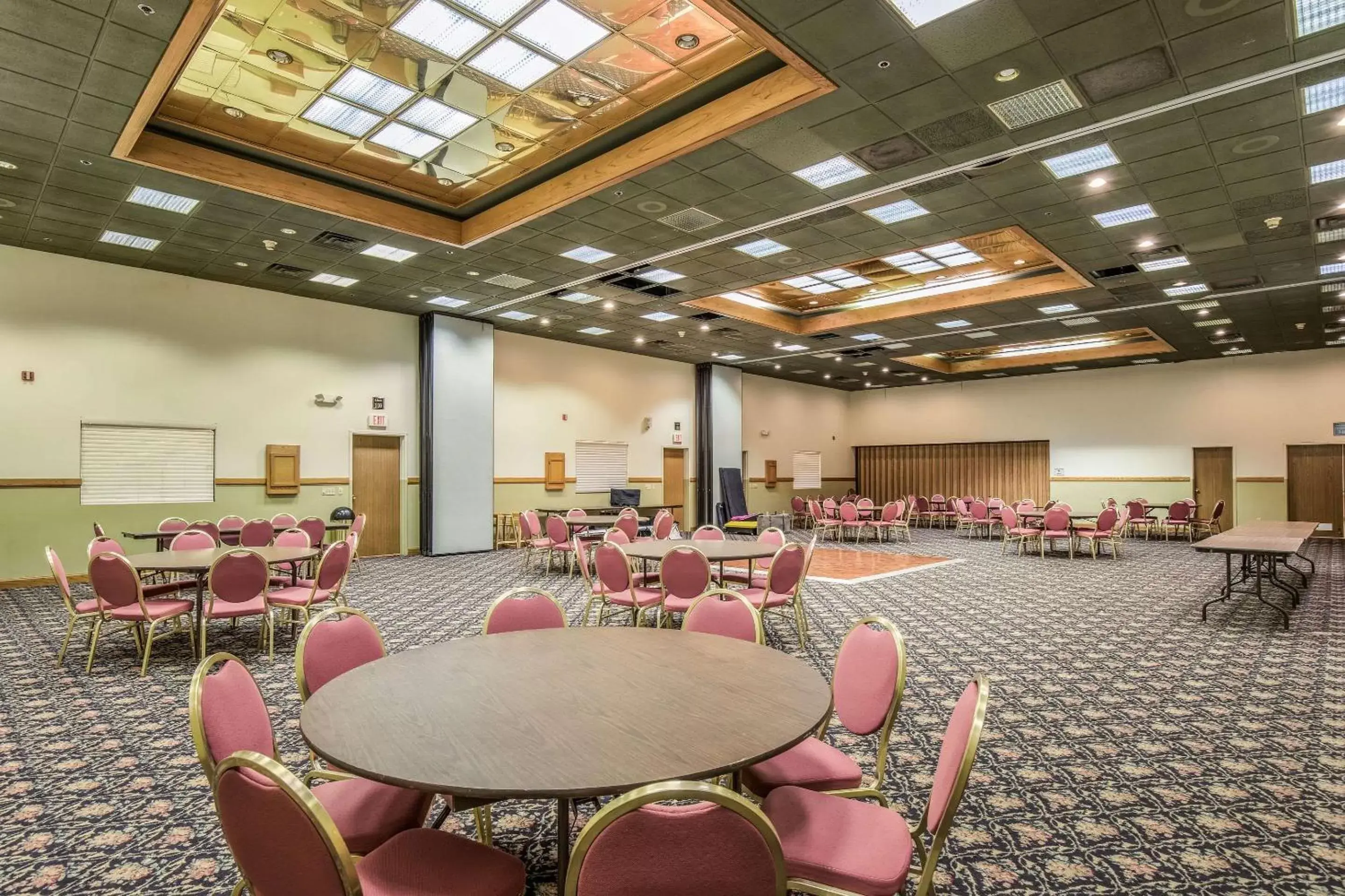On site, Restaurant/Places to Eat in Clarion Hotel and Convention Center Baraboo
