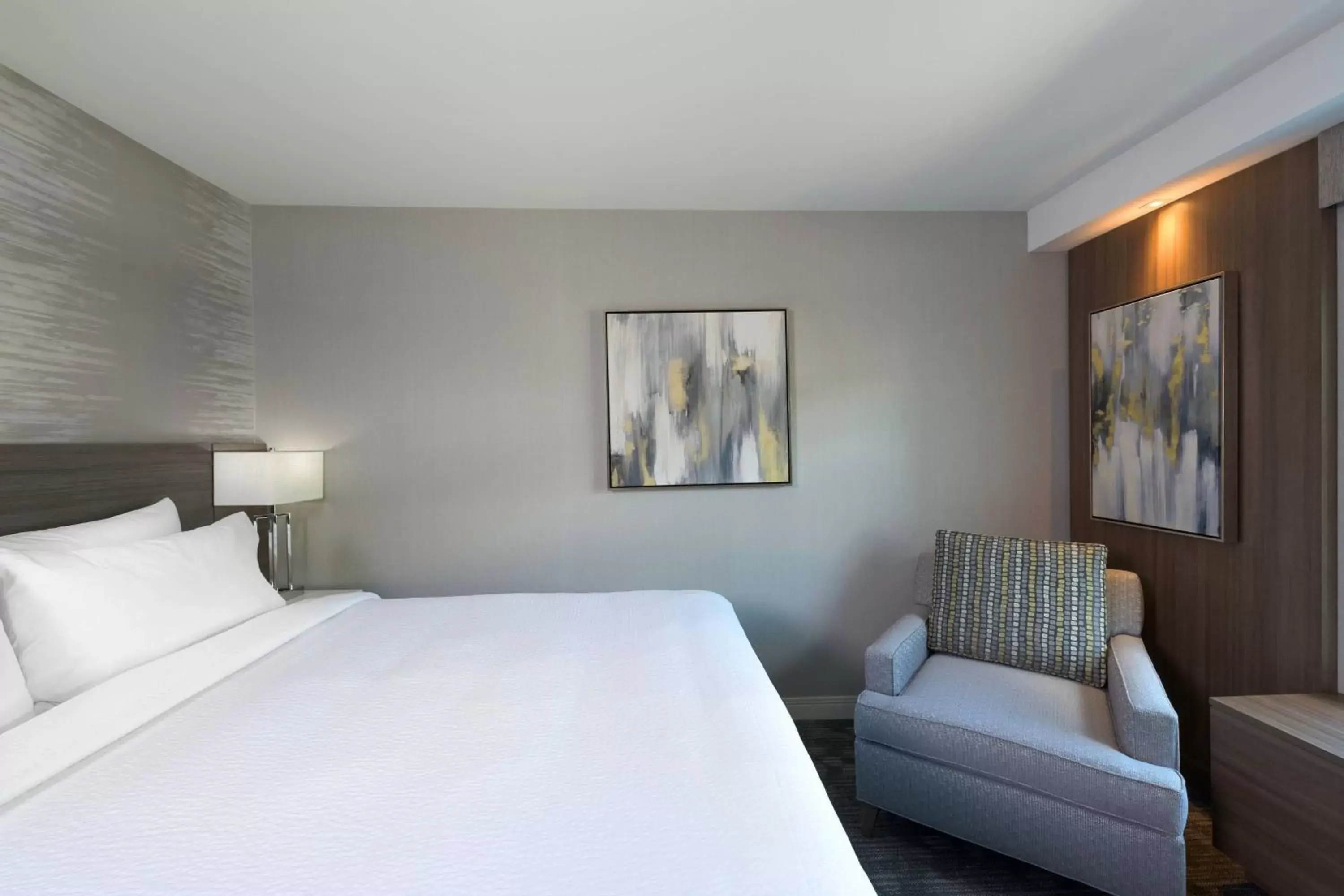 Photo of the whole room, Bed in Courtyard by Marriott Edgewater NYC Area