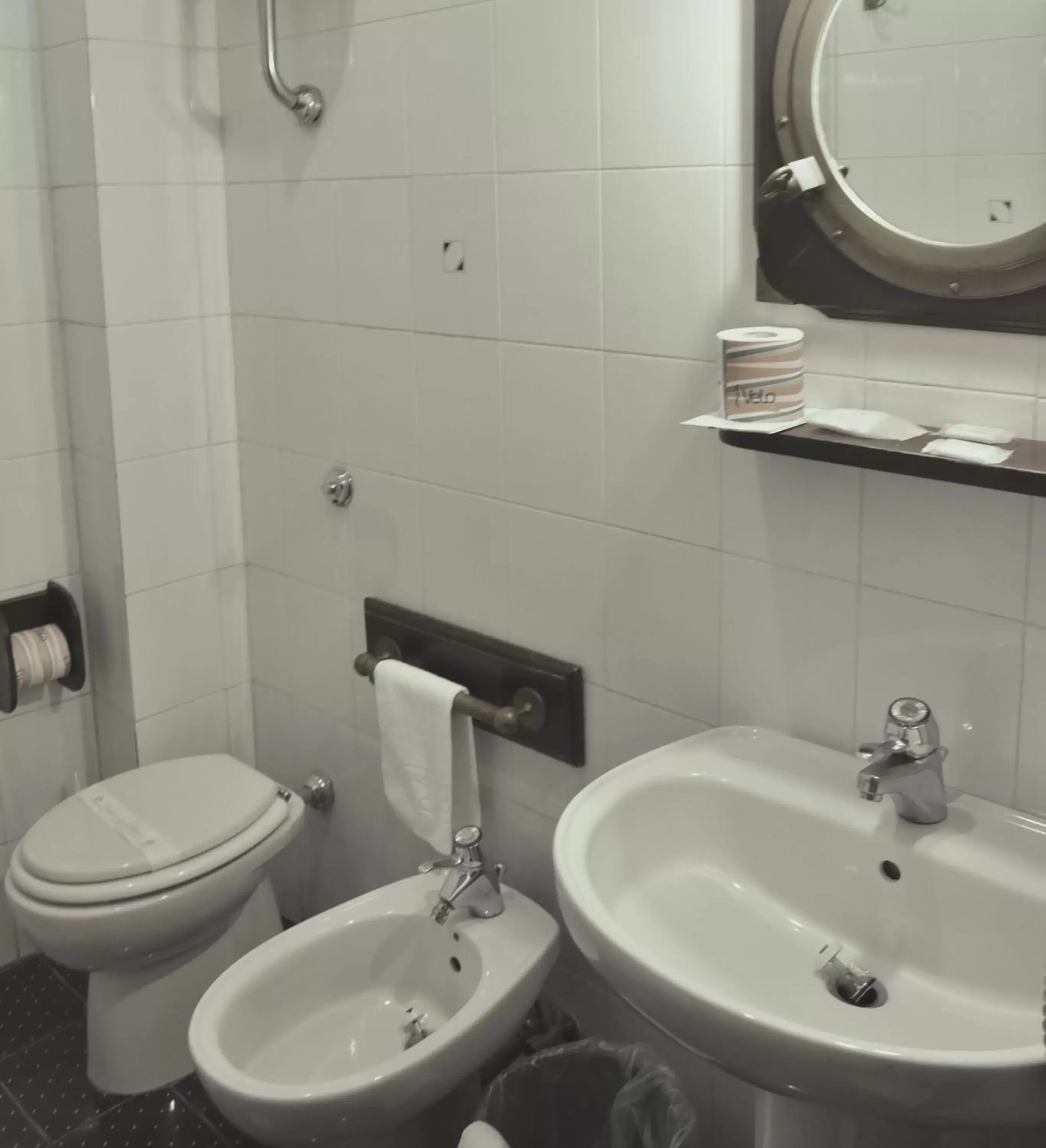 Shower, Bathroom in Hotel La Tripergola