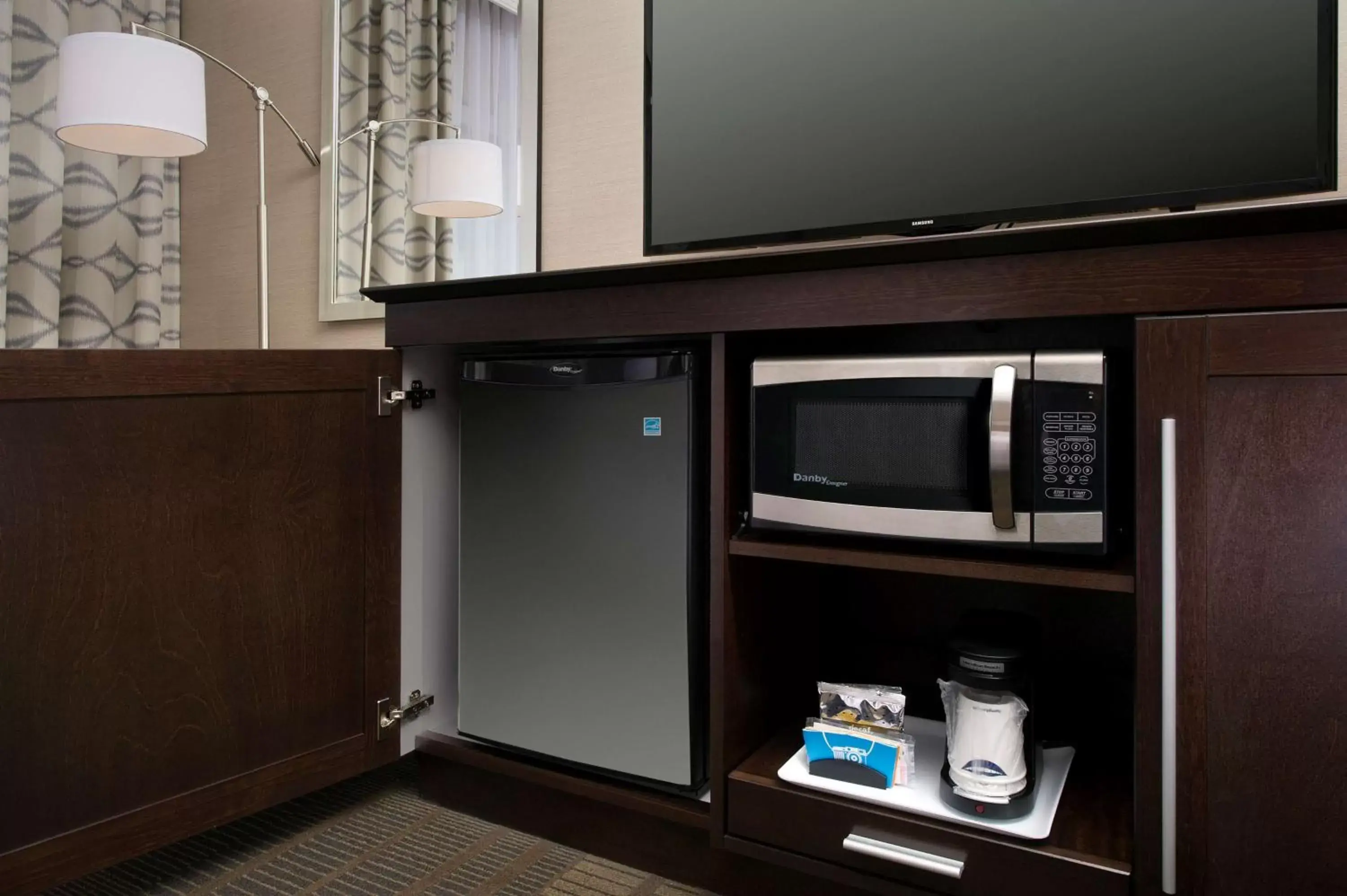 Kitchen or kitchenette, TV/Entertainment Center in Hampton Inn & Suites San Antonio Northwest/Medical Center