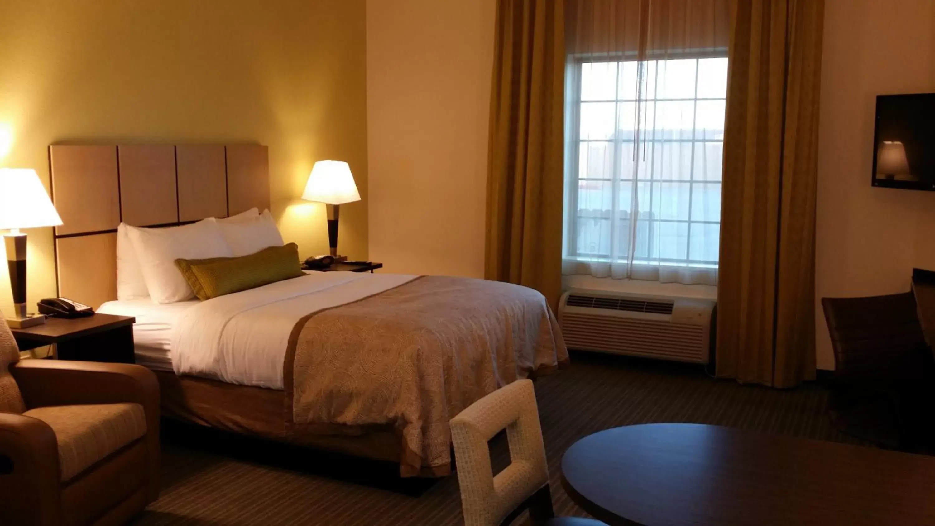 Photo of the whole room, Bed in Candlewood Suites Monahans, an IHG Hotel