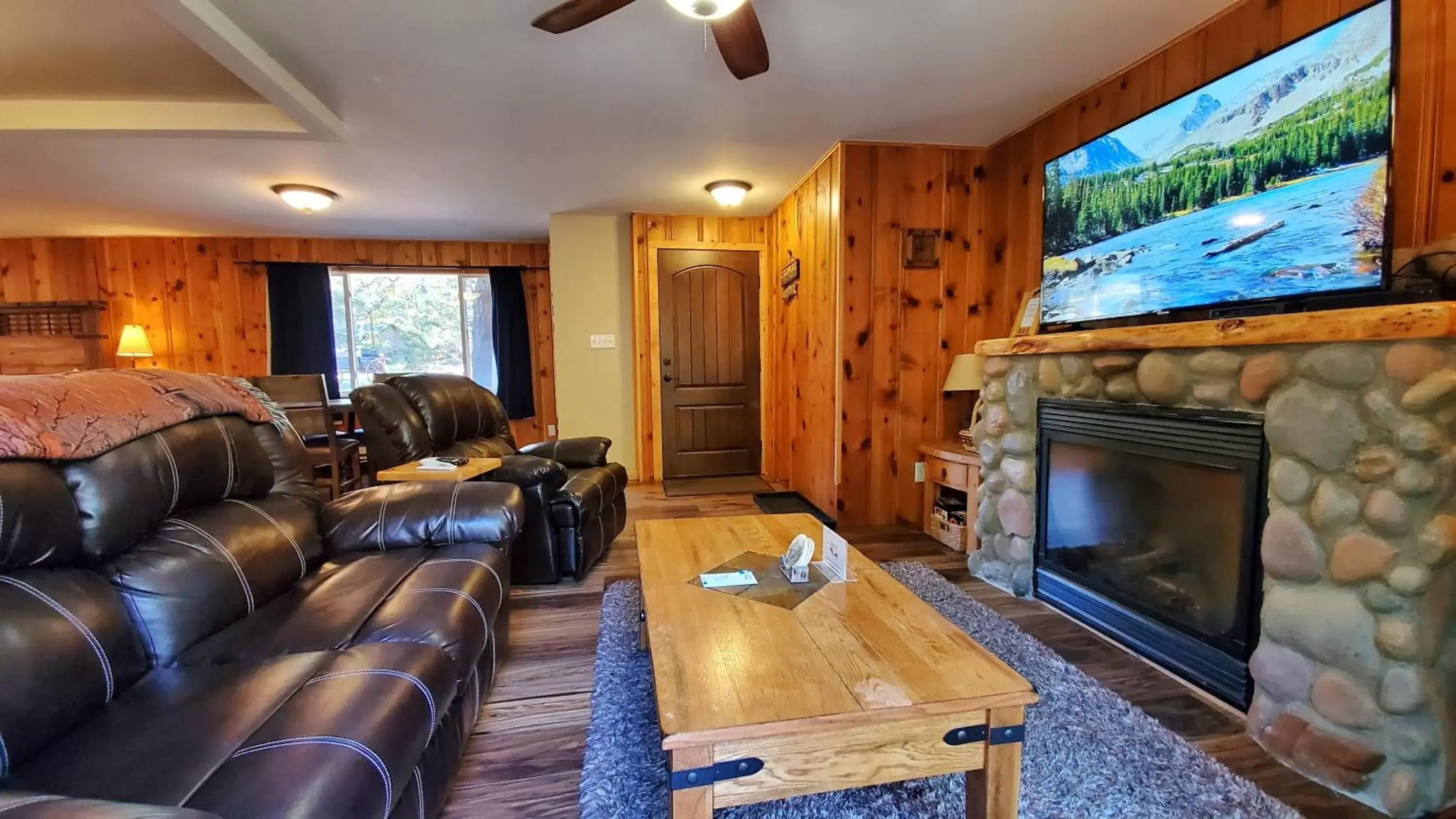 TV and multimedia, Seating Area in The Inn on Fall River & Fall River Cabins