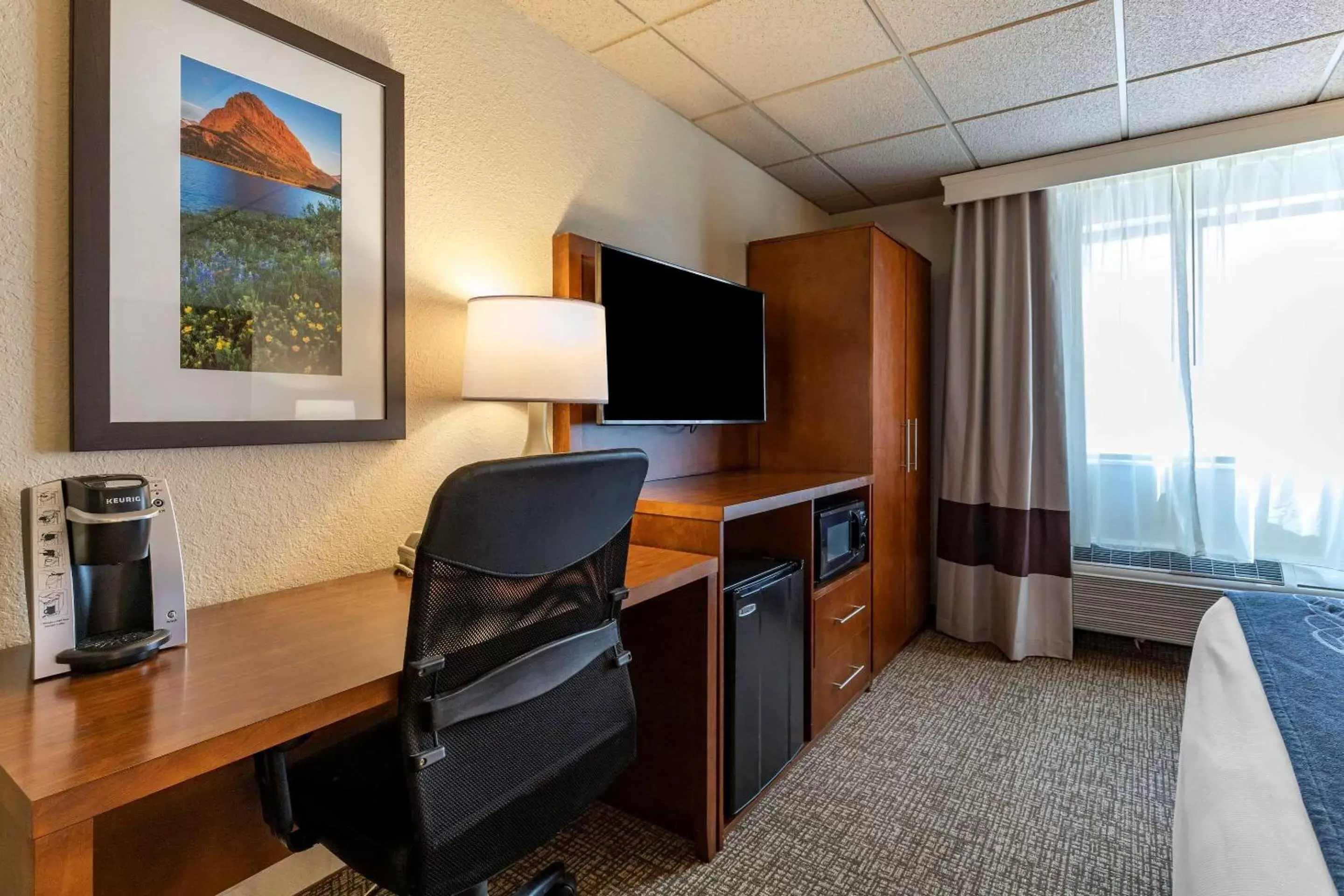 Bedroom, TV/Entertainment Center in Comfort Inn & Suites Gateway to Glacier National Park