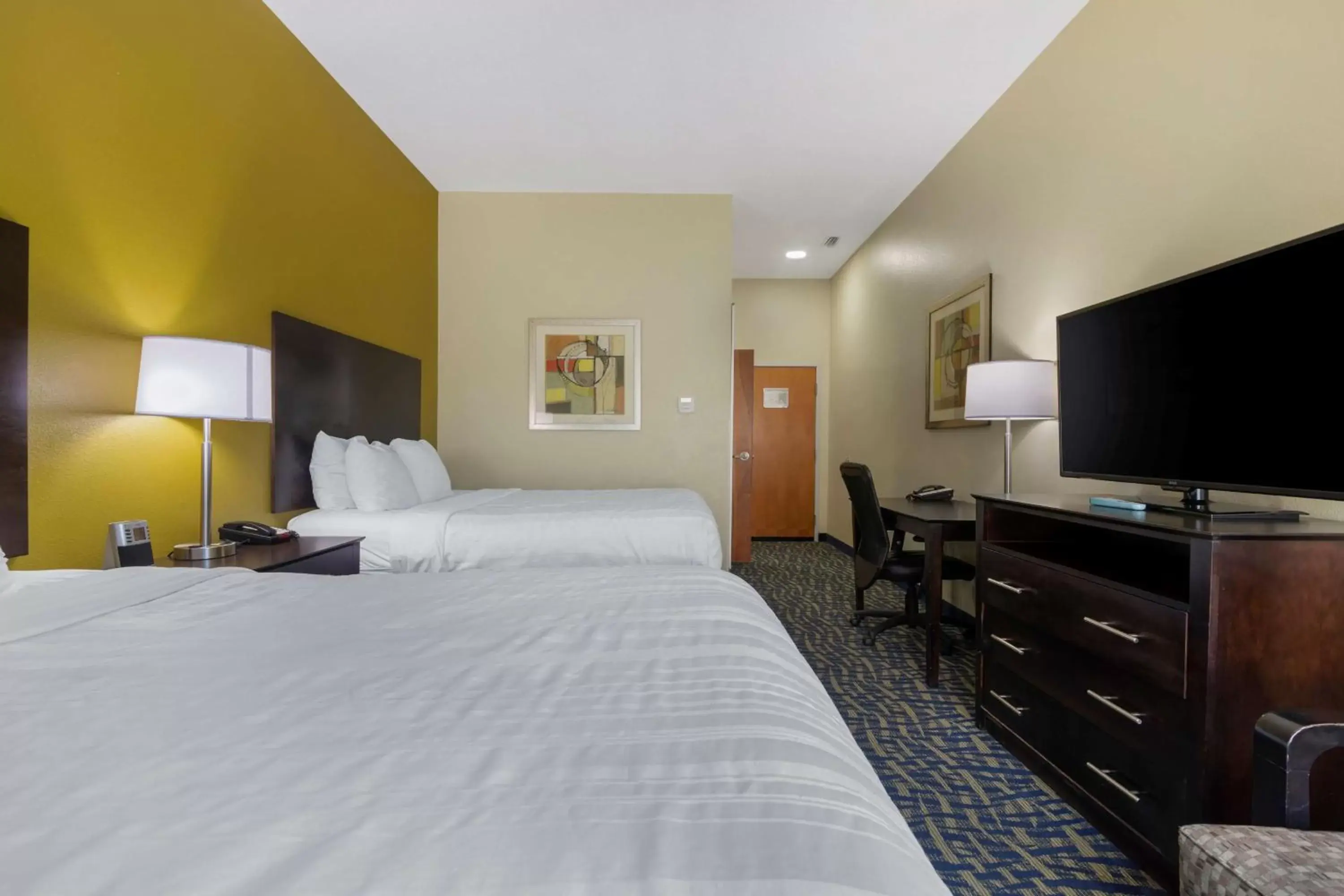 Bedroom, TV/Entertainment Center in Best Western Plus Brunswick Inn & Suites