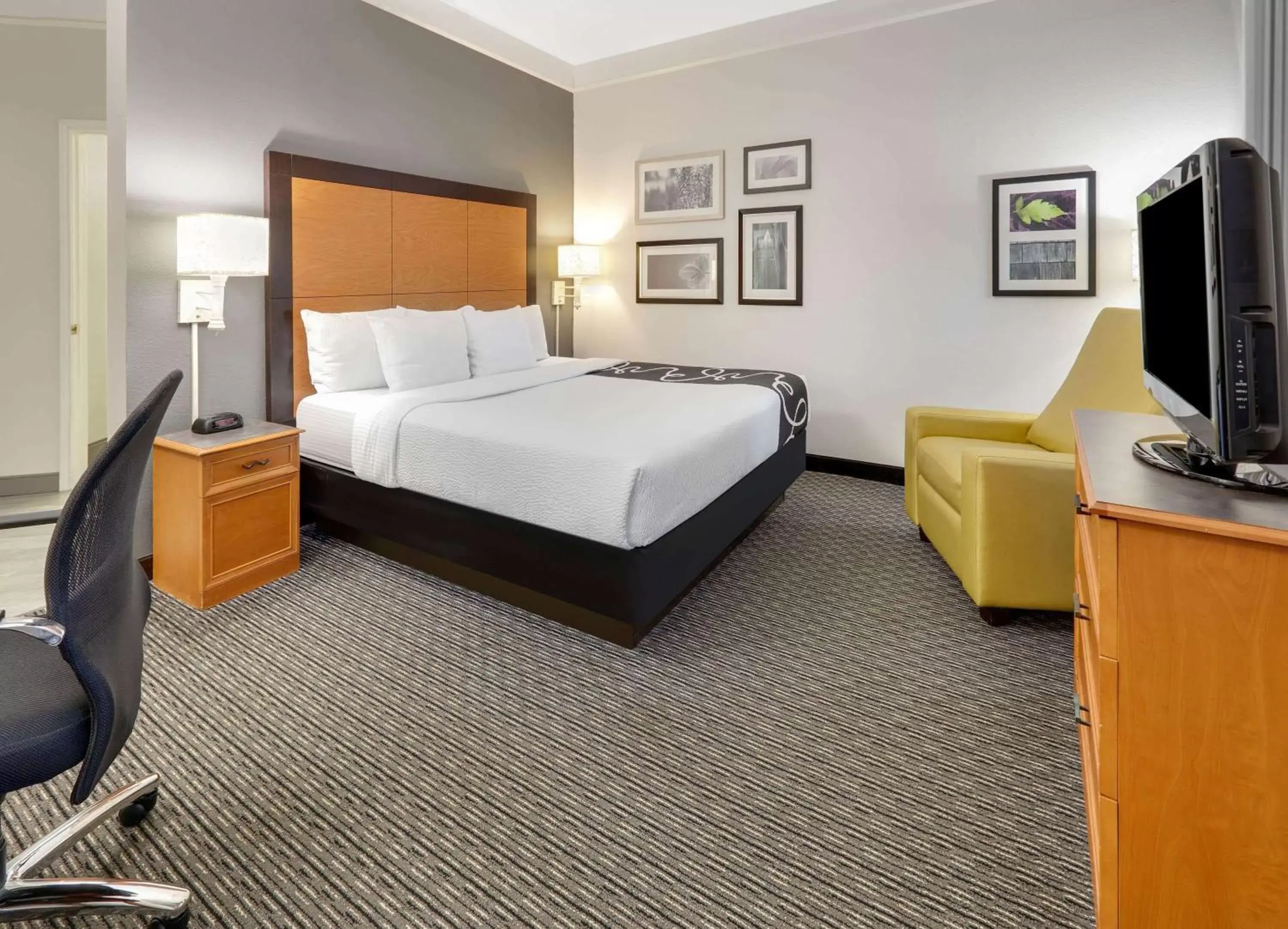 Photo of the whole room, Bed in La Quinta by Wyndham Dallas - Addison Galleria