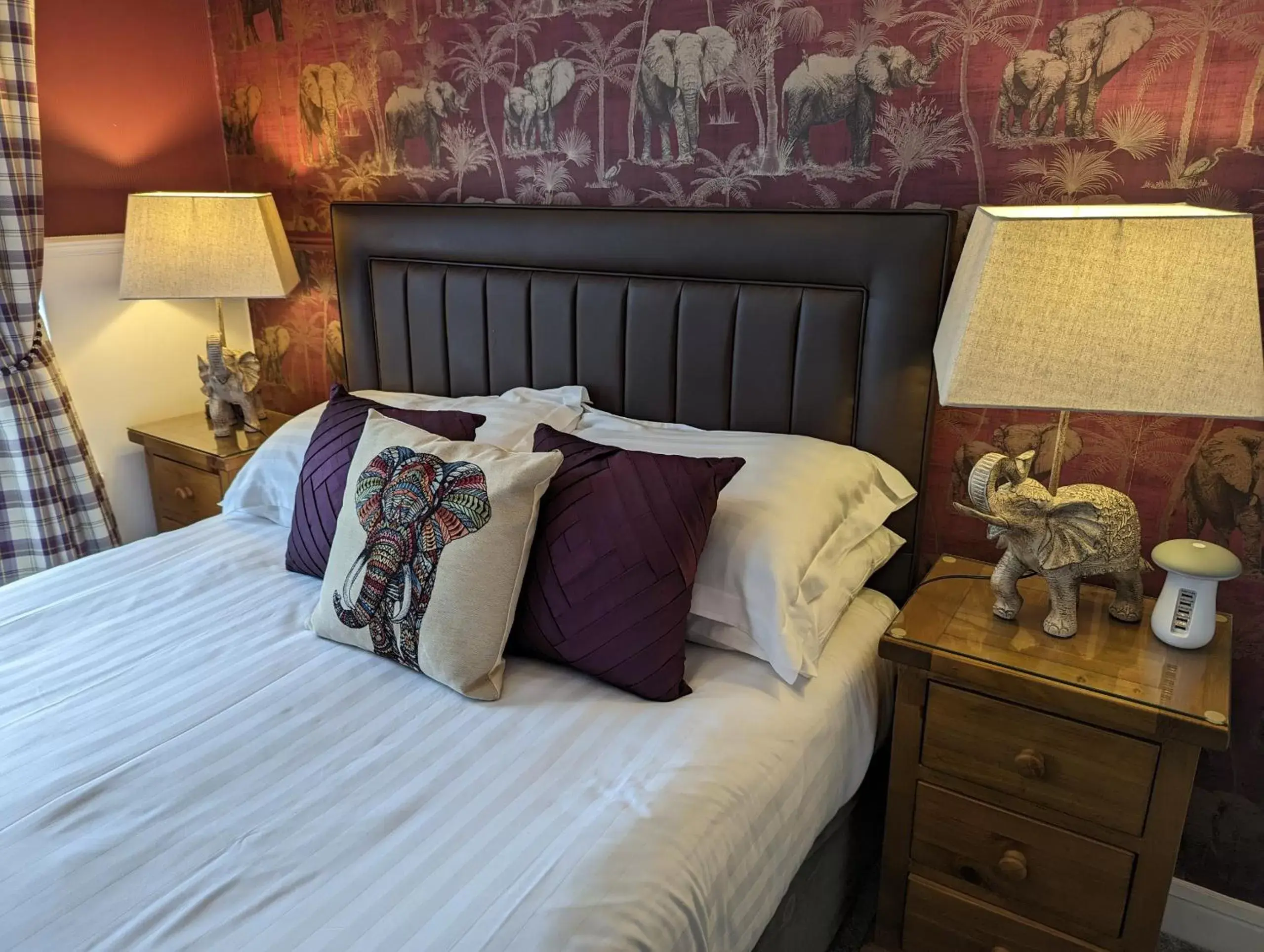 Bedroom, Bed in Abingdon House