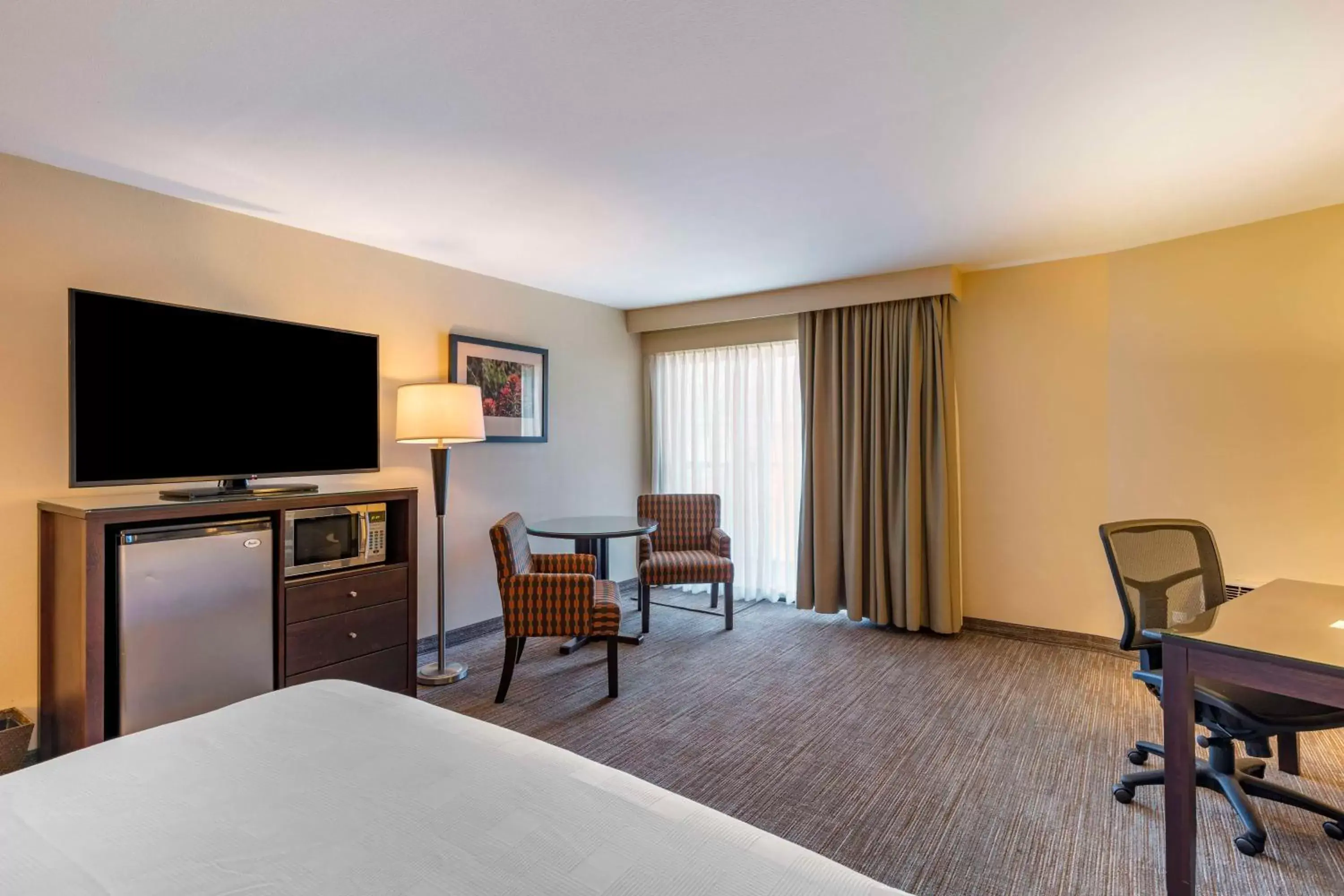 Photo of the whole room, TV/Entertainment Center in Best Western Plus Hood River Inn