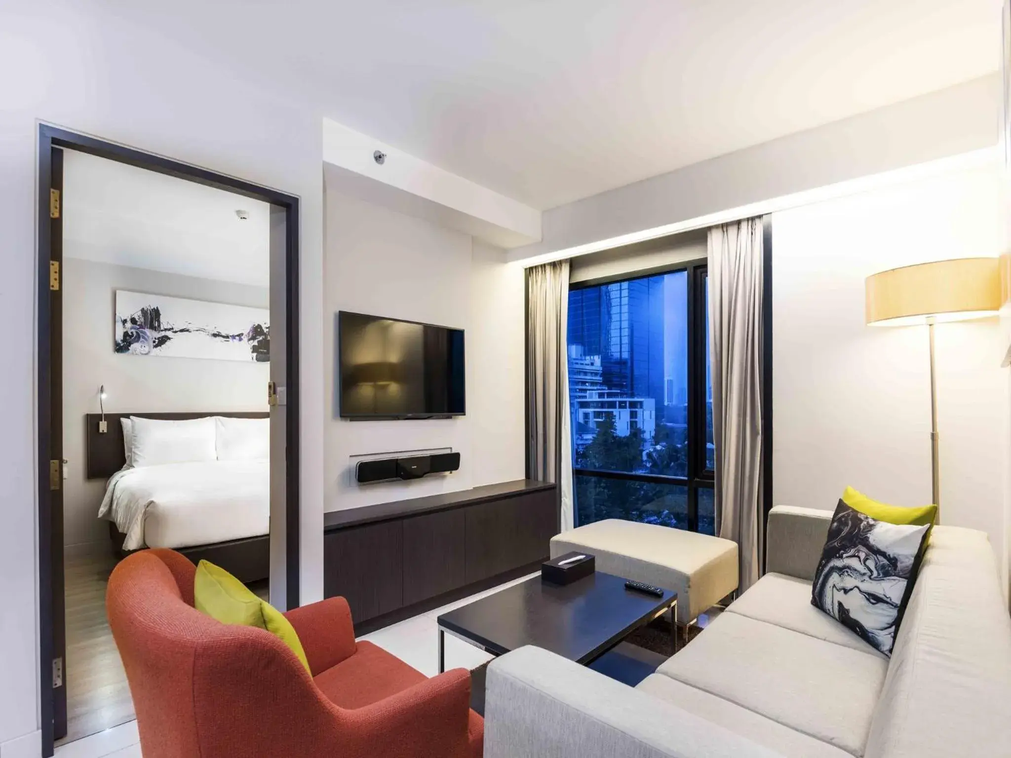 TV and multimedia, Seating Area in Maitria Hotel Sukhumvit 18 Bangkok – A Chatrium Collection