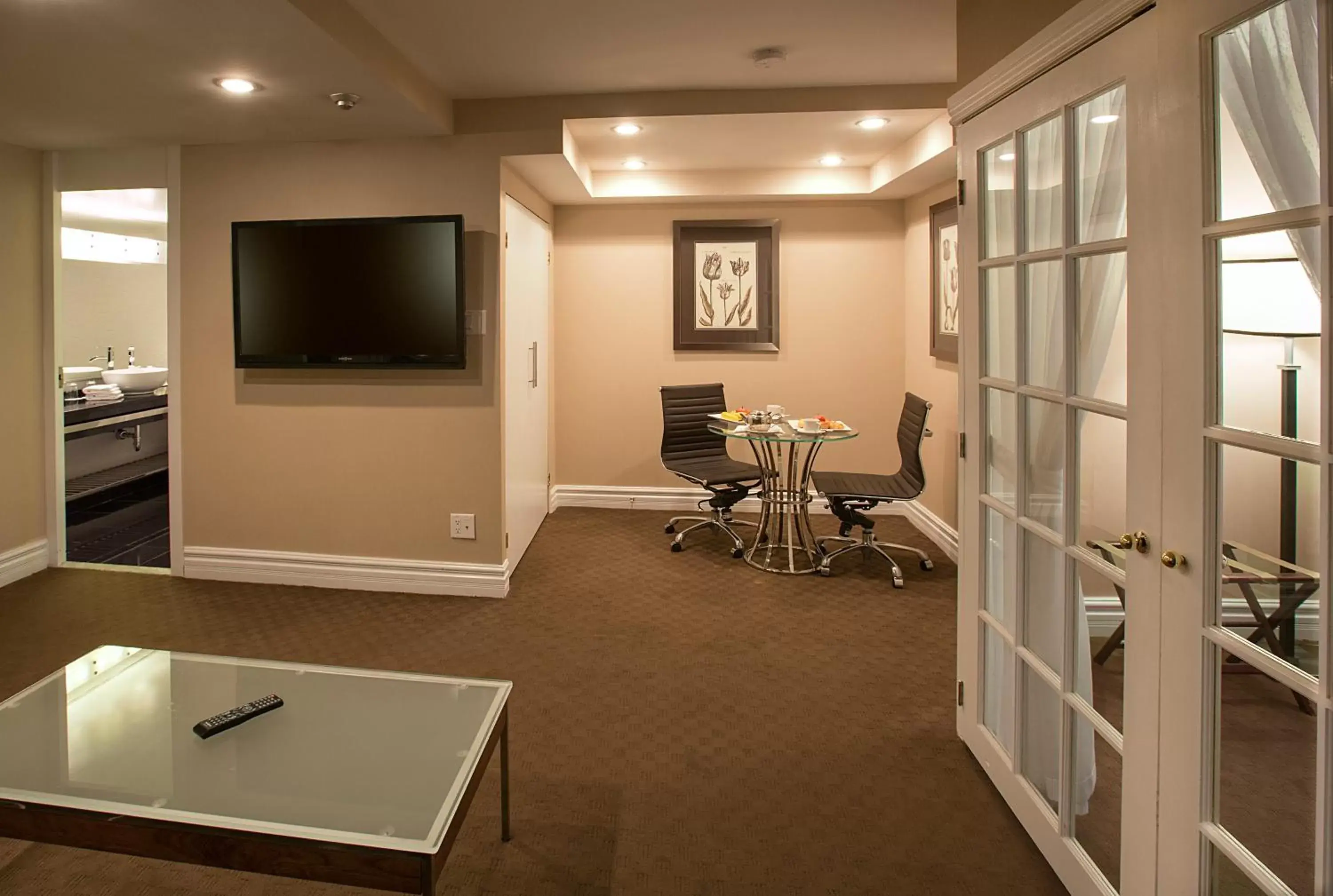 Kitchen or kitchenette, TV/Entertainment Center in Hôtel Le Cantlie Suites