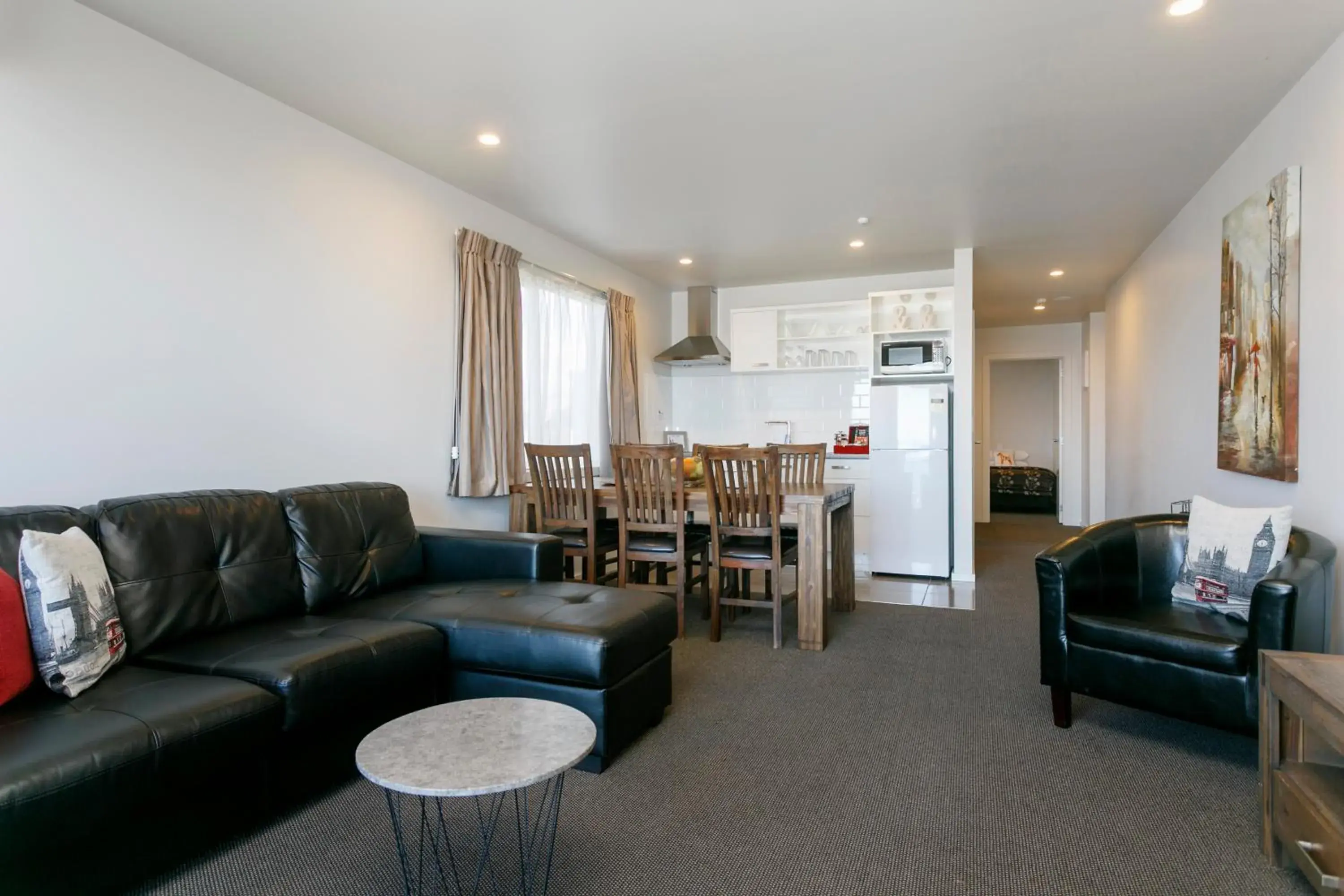 Kitchen or kitchenette, Seating Area in Acacia Lake View Motel