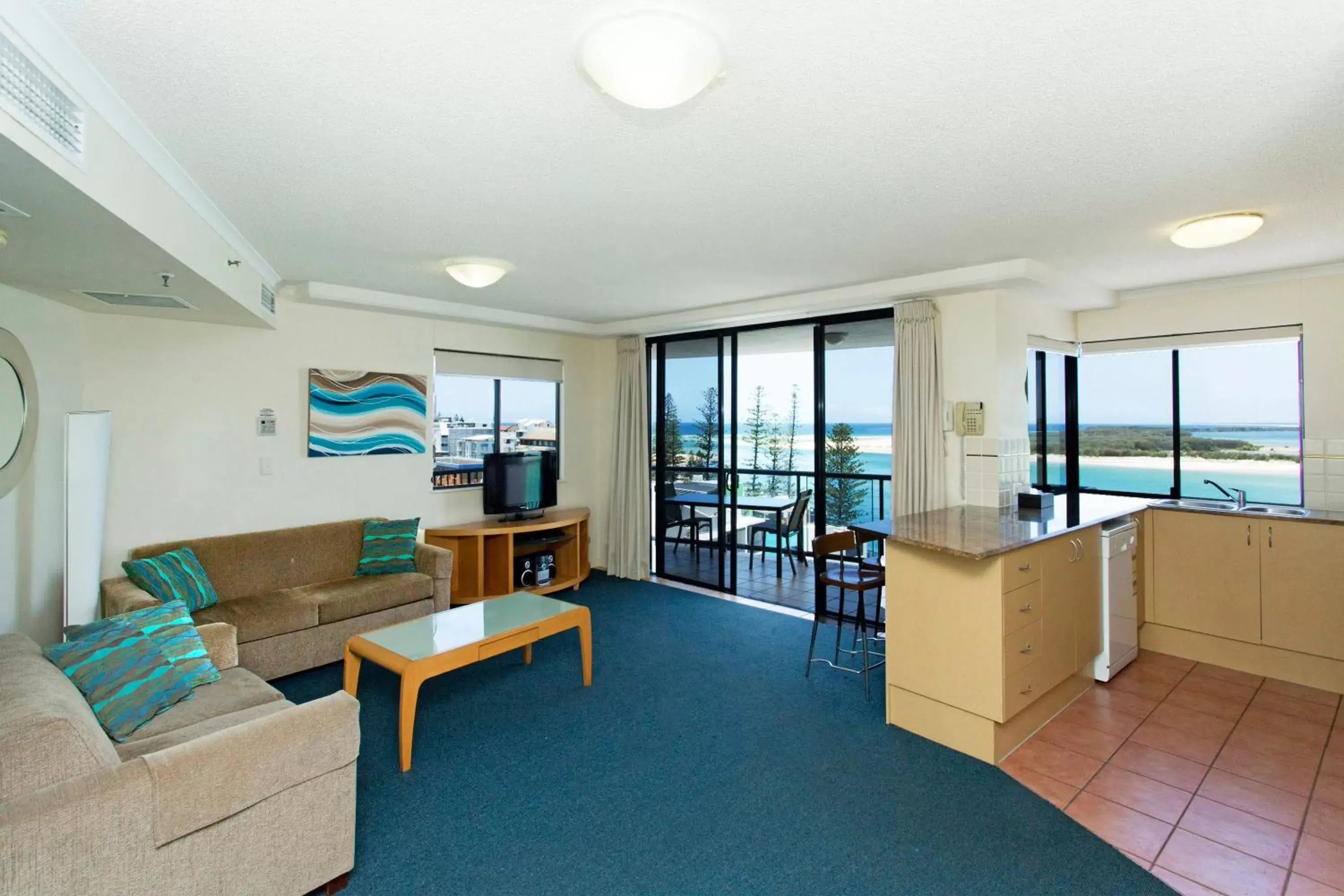 Kitchen or kitchenette, Seating Area in BreakFree Grand Pacific