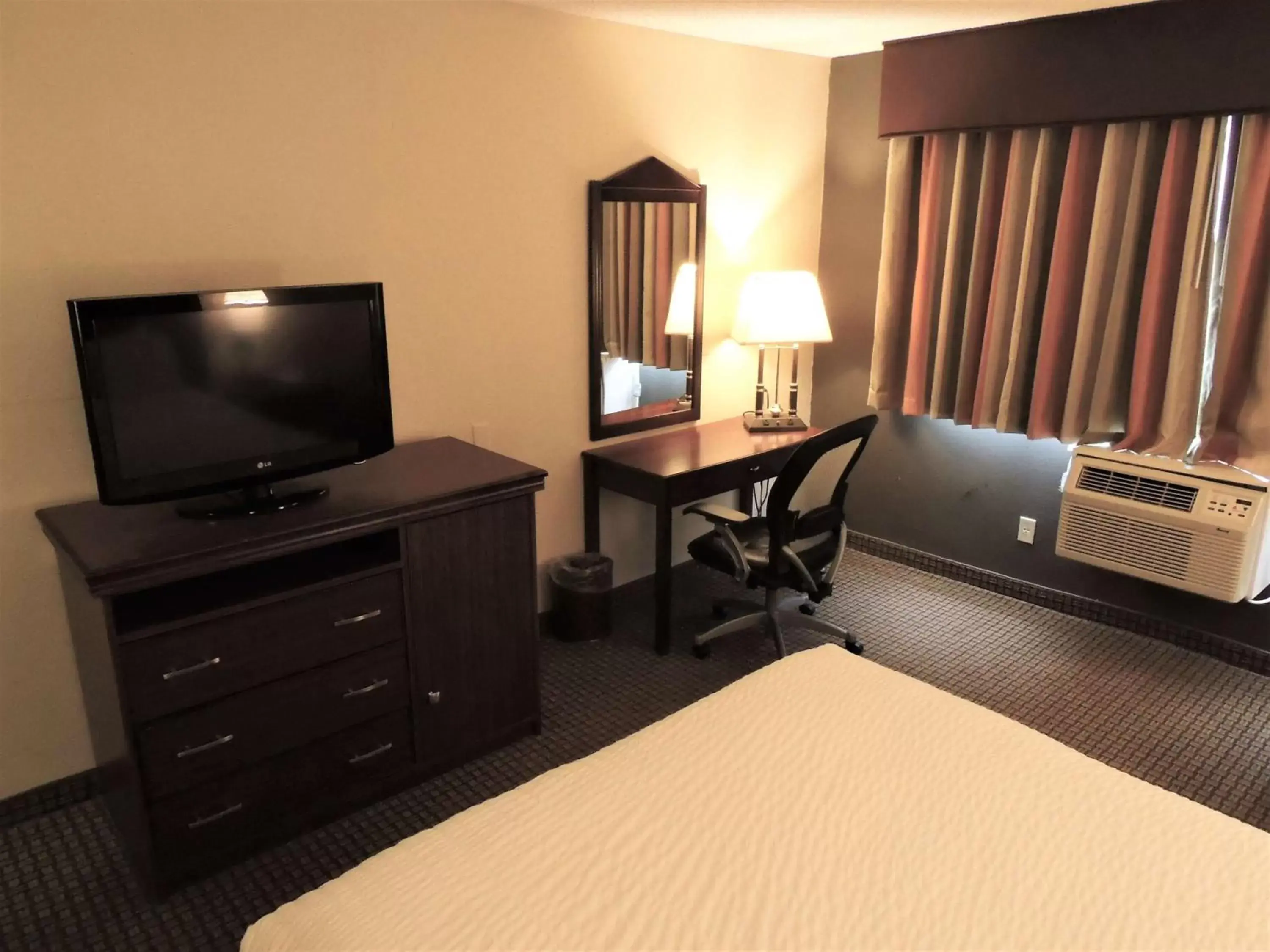 Photo of the whole room, TV/Entertainment Center in SureStay Hotel by Best Western SeaTac Airport North
