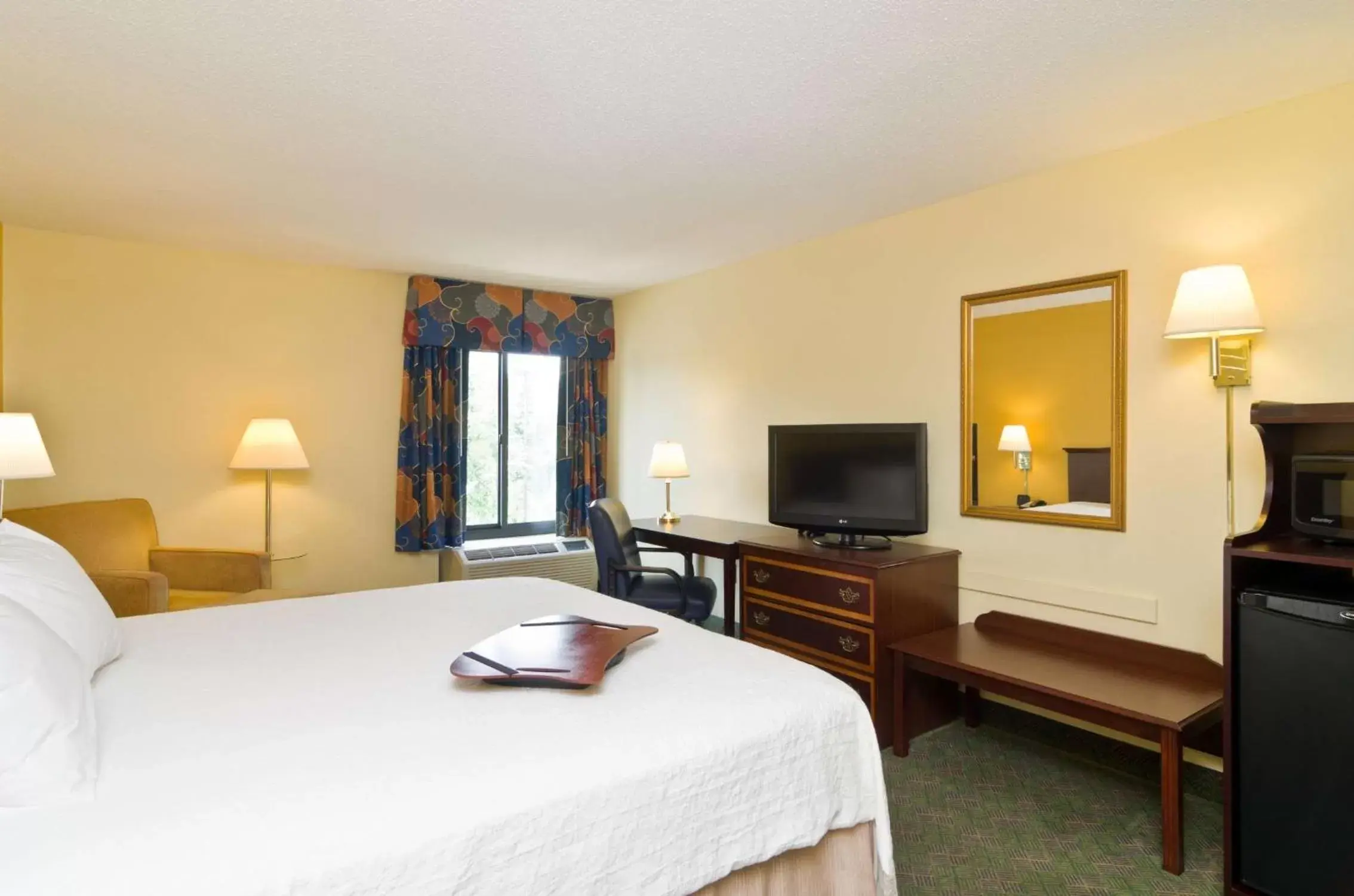 Bed, TV/Entertainment Center in Hampton Inn New Philadelphia