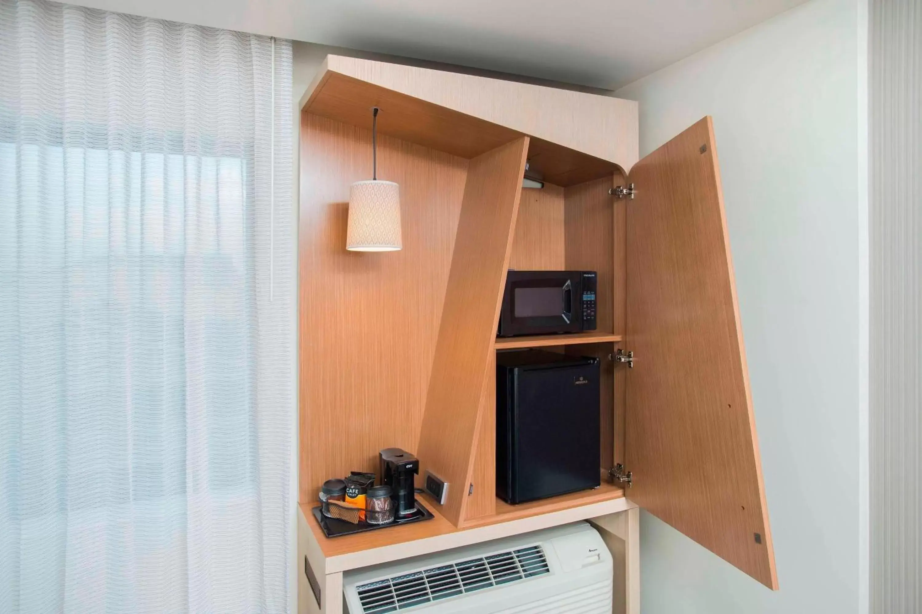 Photo of the whole room, TV/Entertainment Center in Courtyard by Marriott Redwood City