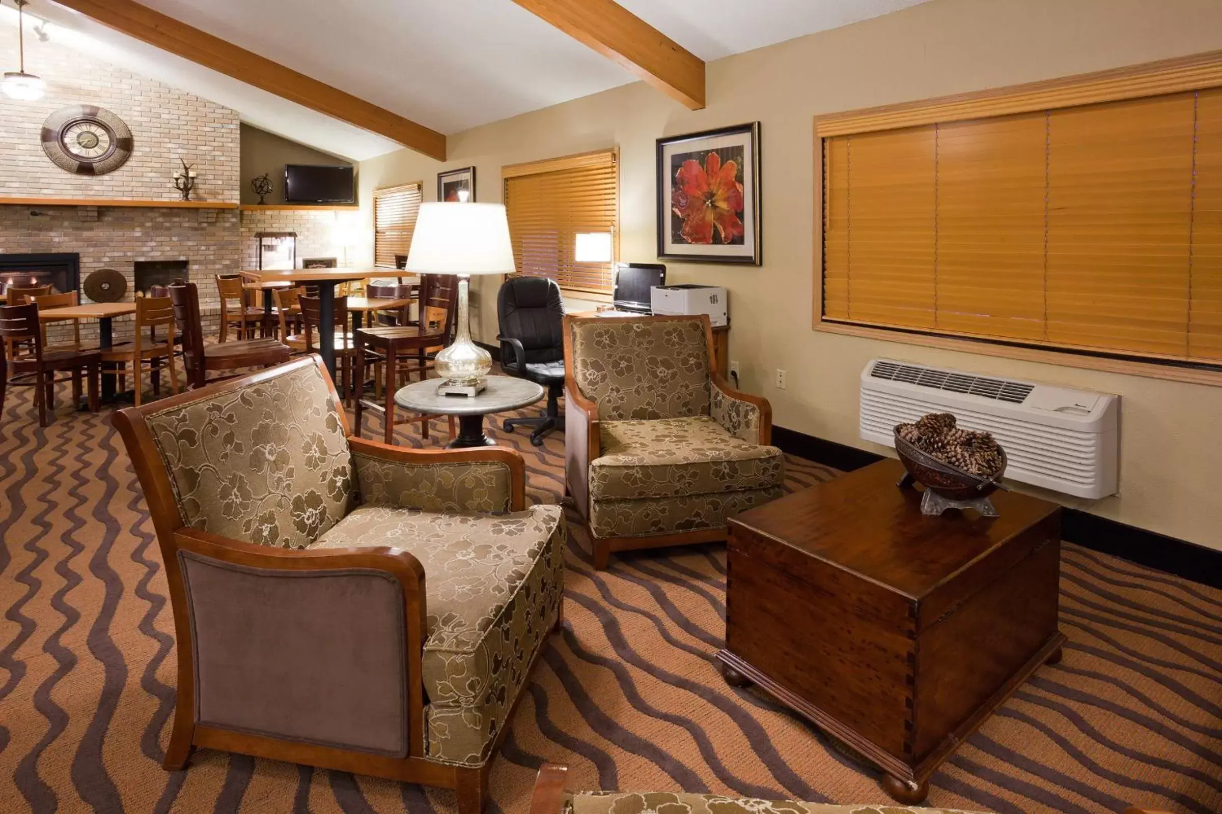 Communal lounge/ TV room, Seating Area in AmericInn by Wyndham Albert Lea