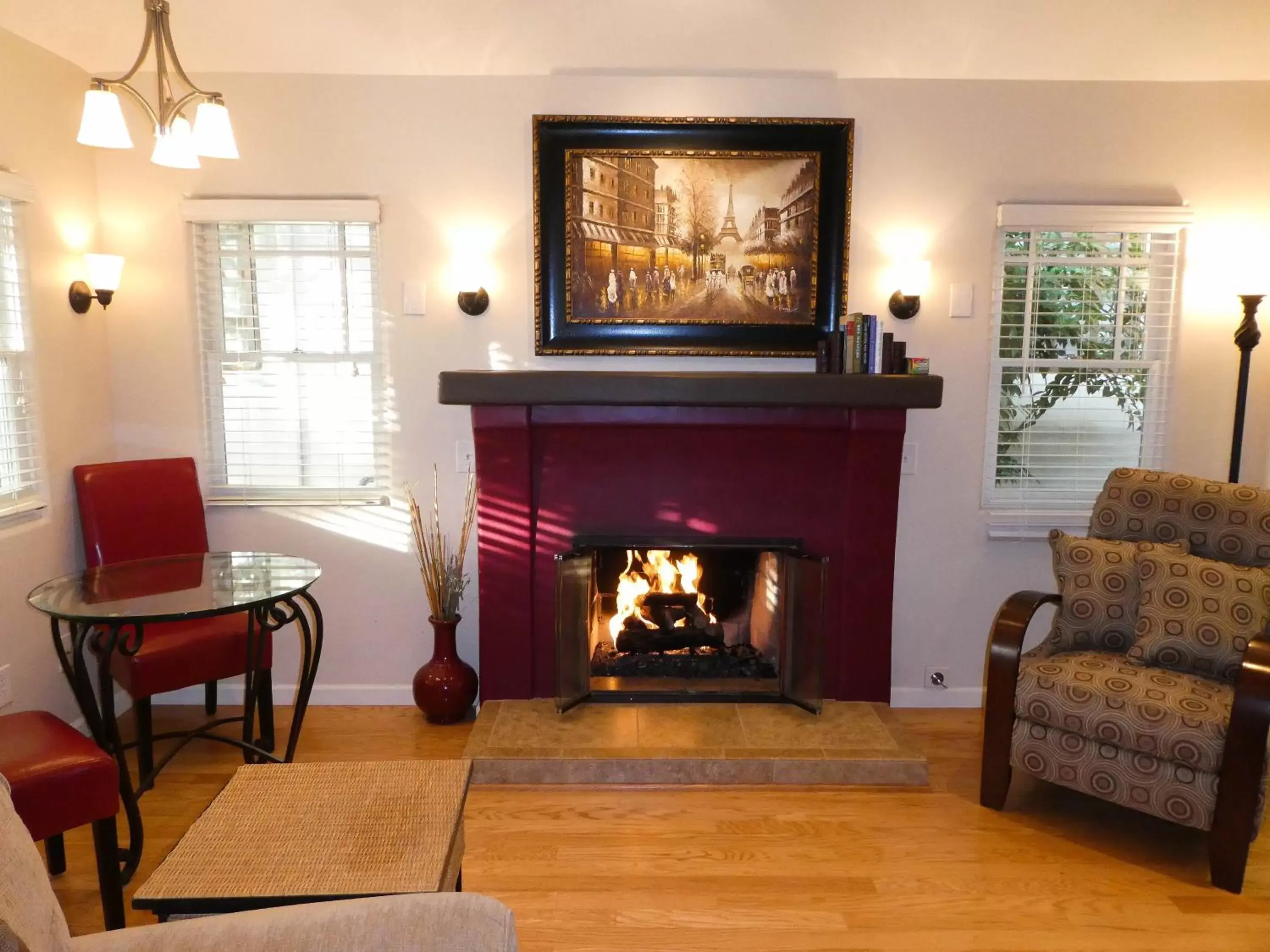 Living room, TV/Entertainment Center in Briarwood Inn