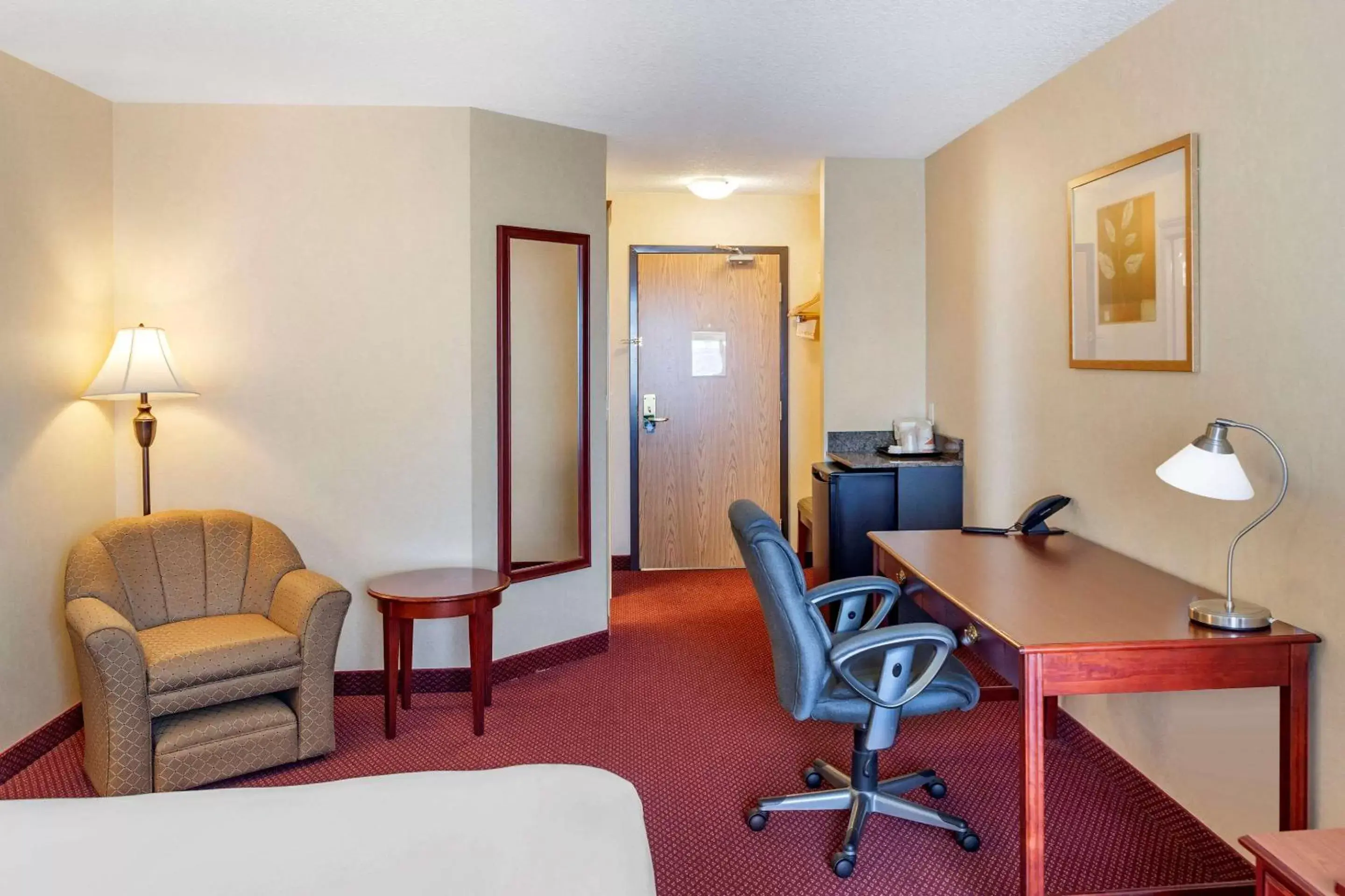 Photo of the whole room, Seating Area in Quality Inn & Suites Edmonton International Airport