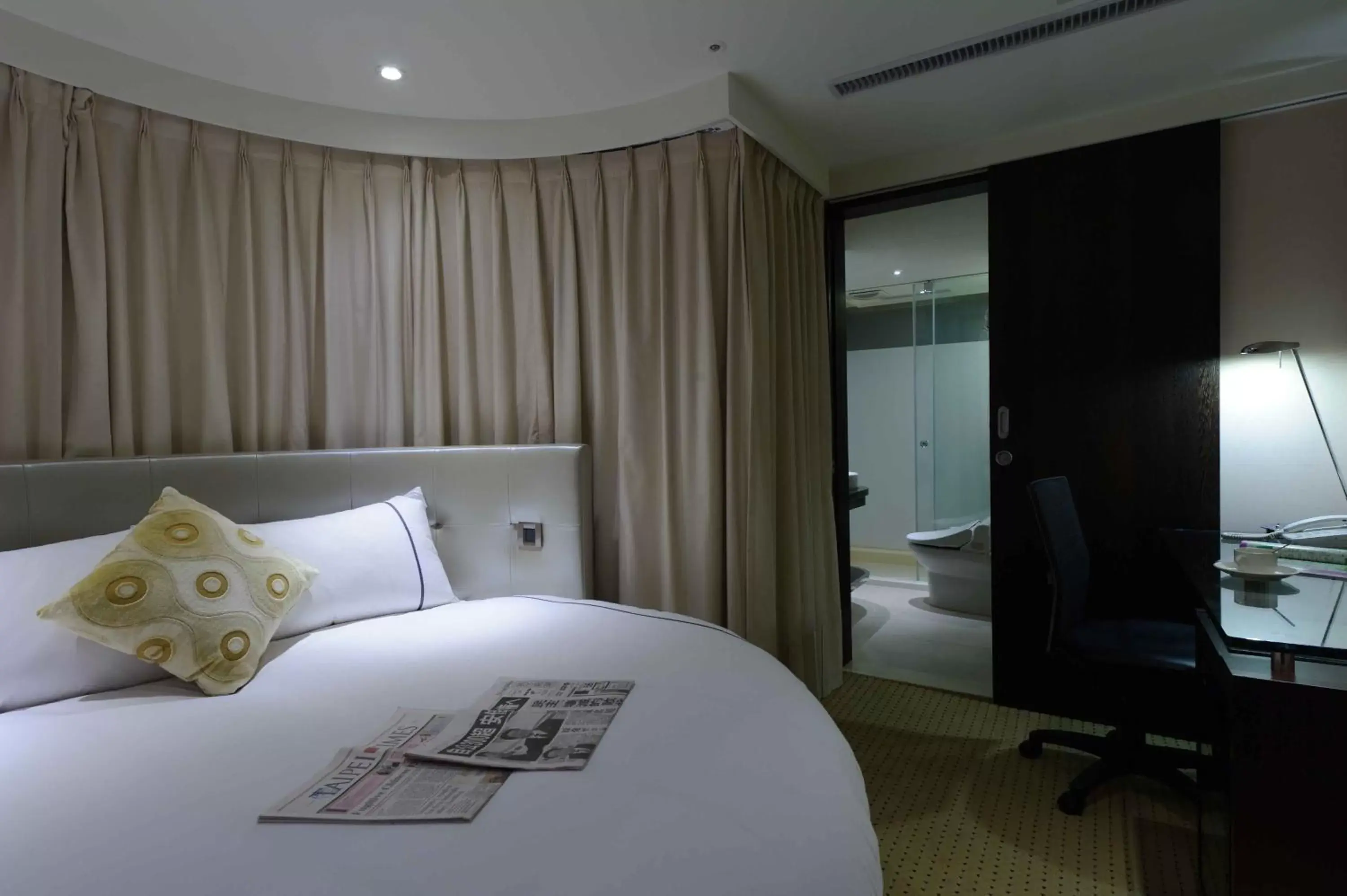 Photo of the whole room, Bed in K Hotel Taipei Dunnan