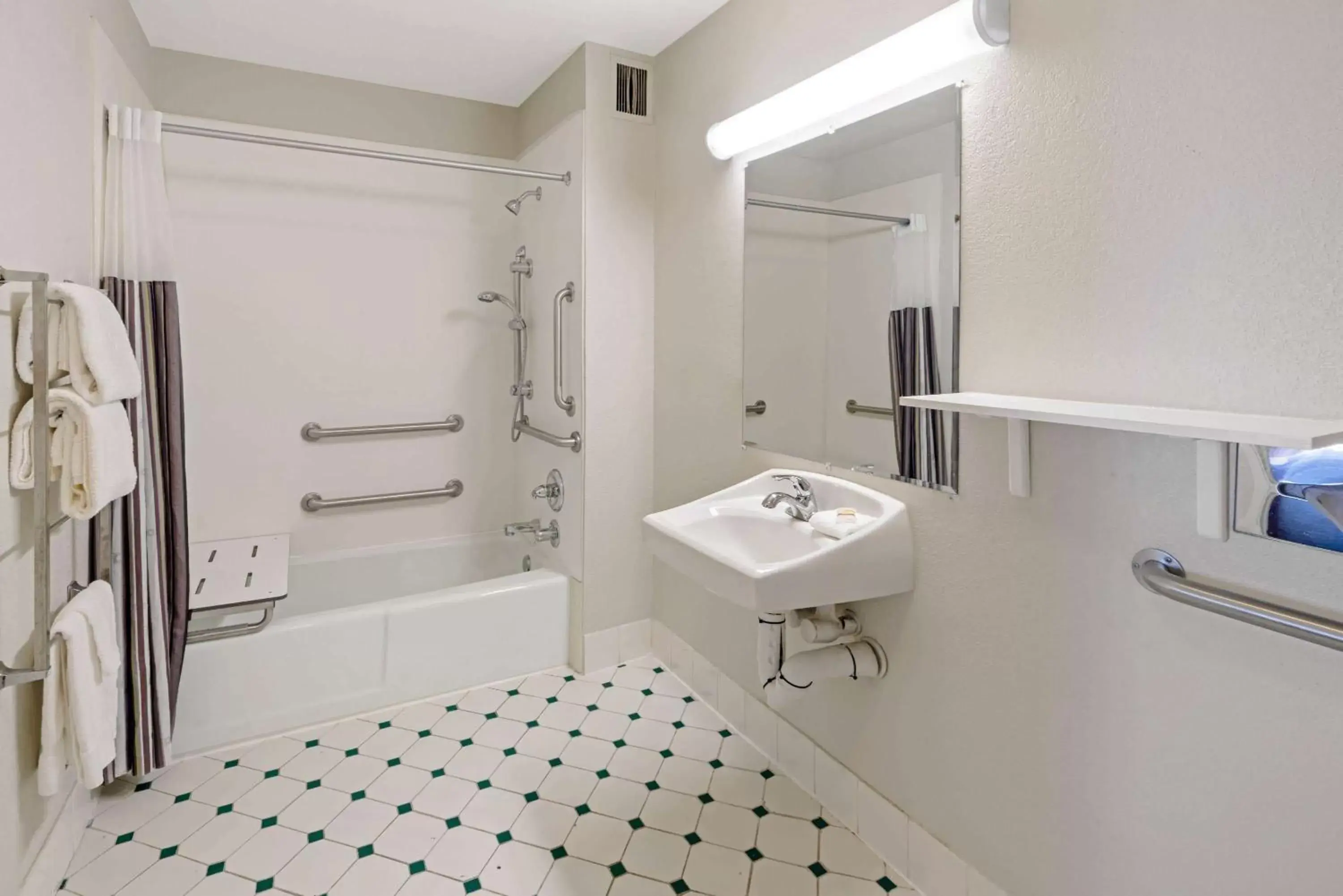 Bathroom in La Quinta Inn by Wyndham Phoenix North