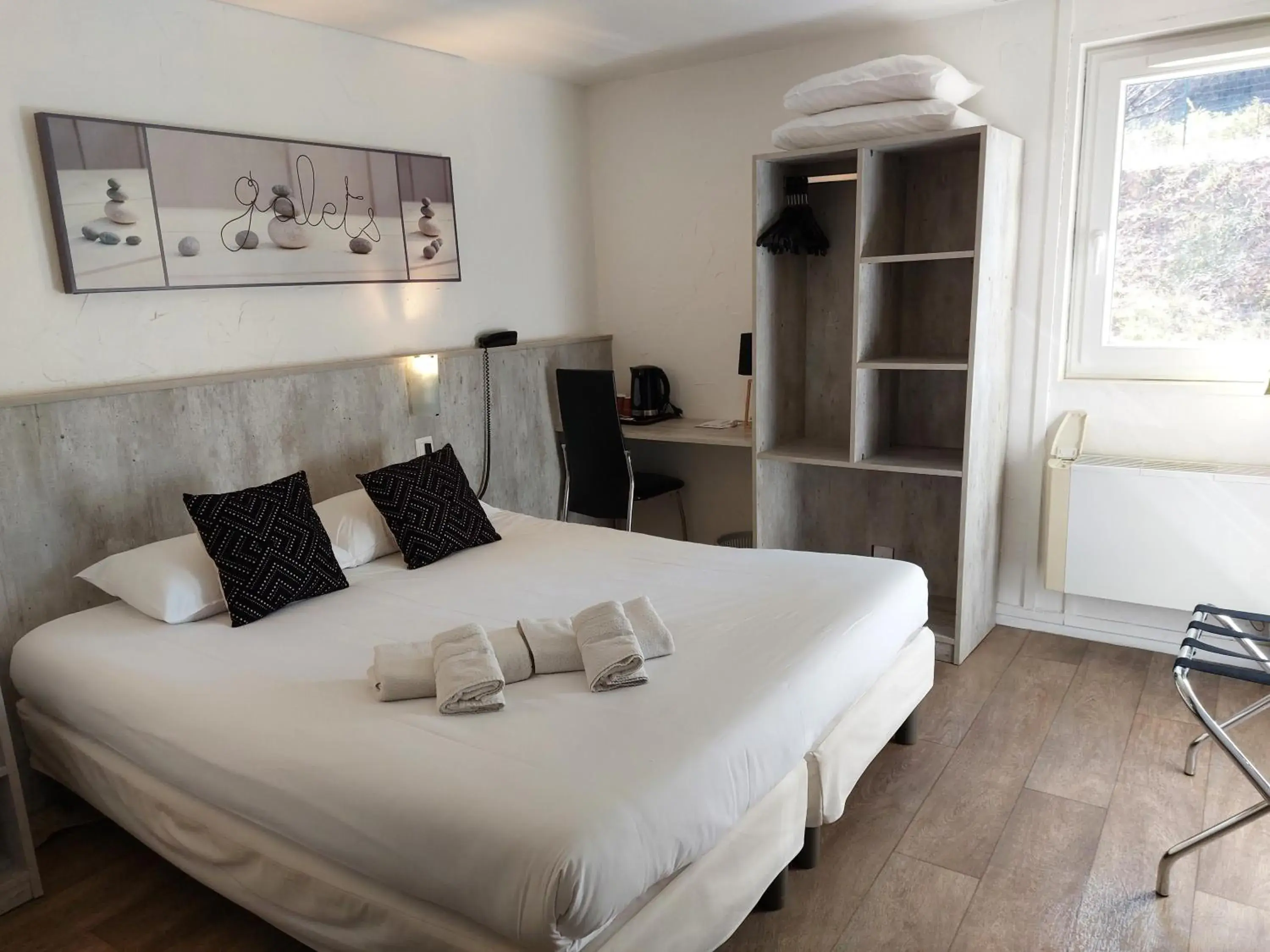 Property building, Bed in Brit Hotel Bosquet Carcassonne Cit