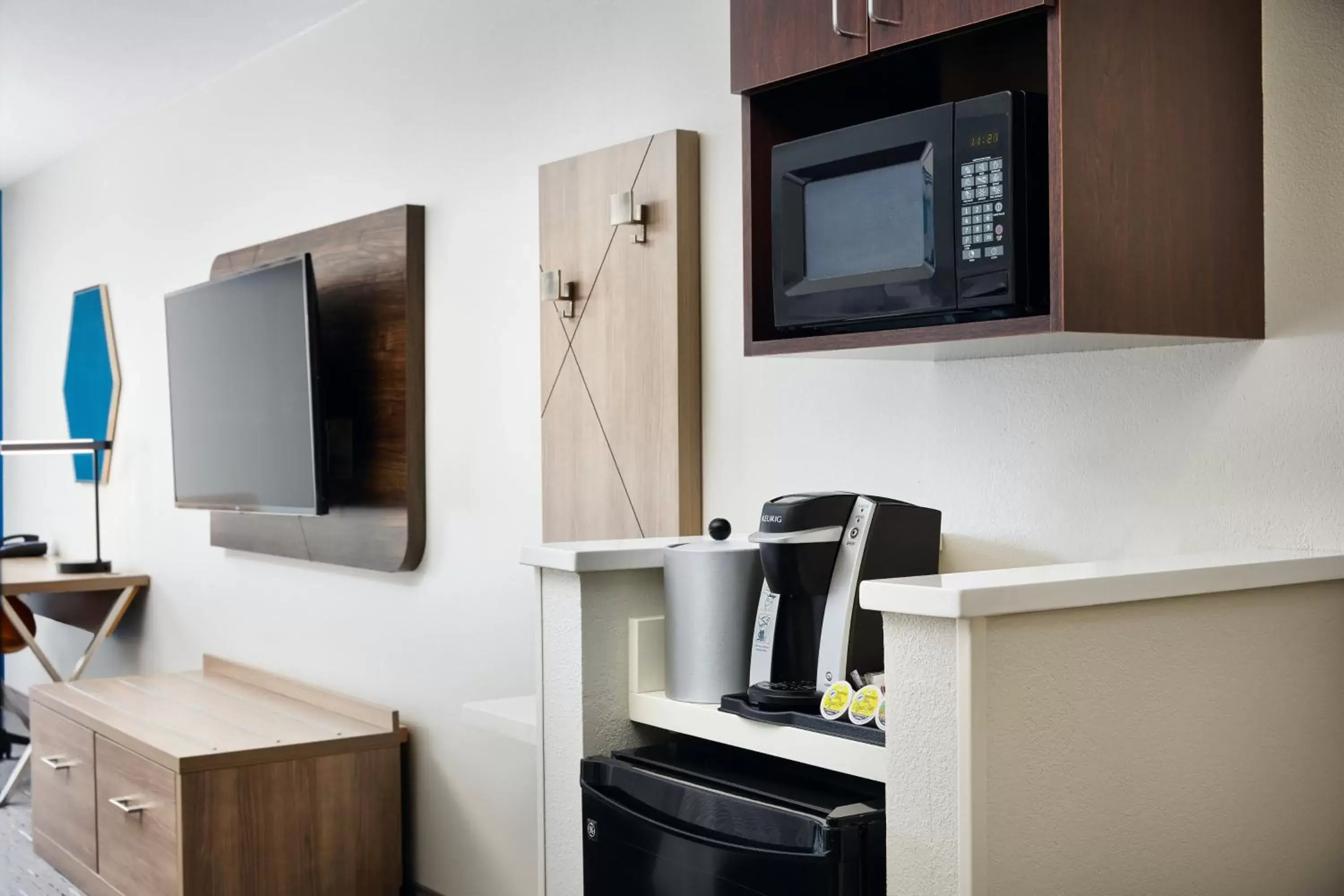 Photo of the whole room, TV/Entertainment Center in Holiday Inn Express & Suites Bridgeport, an IHG Hotel