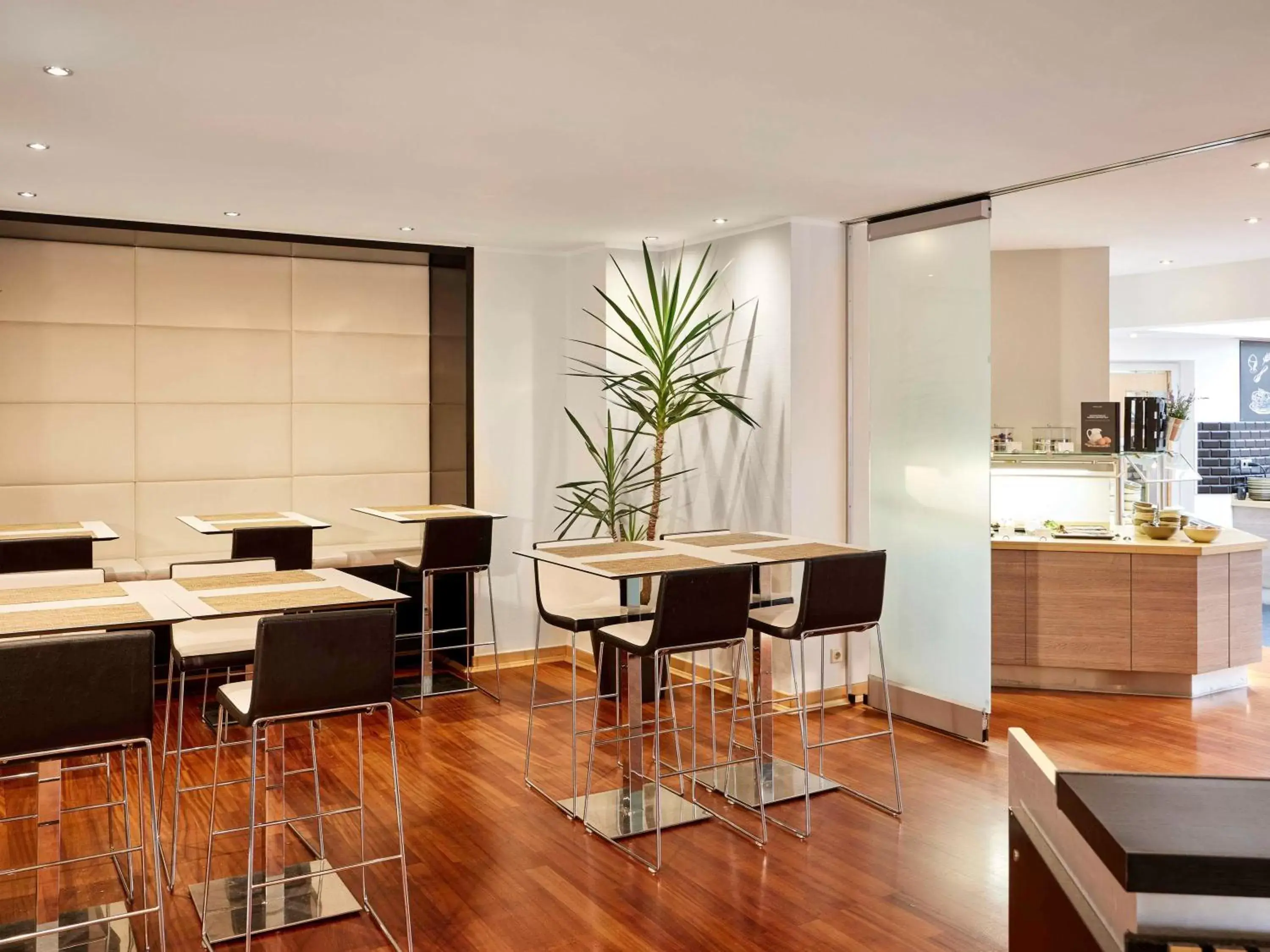 Meeting/conference room, Restaurant/Places to Eat in Mercure Hotel Düsseldorf City Center